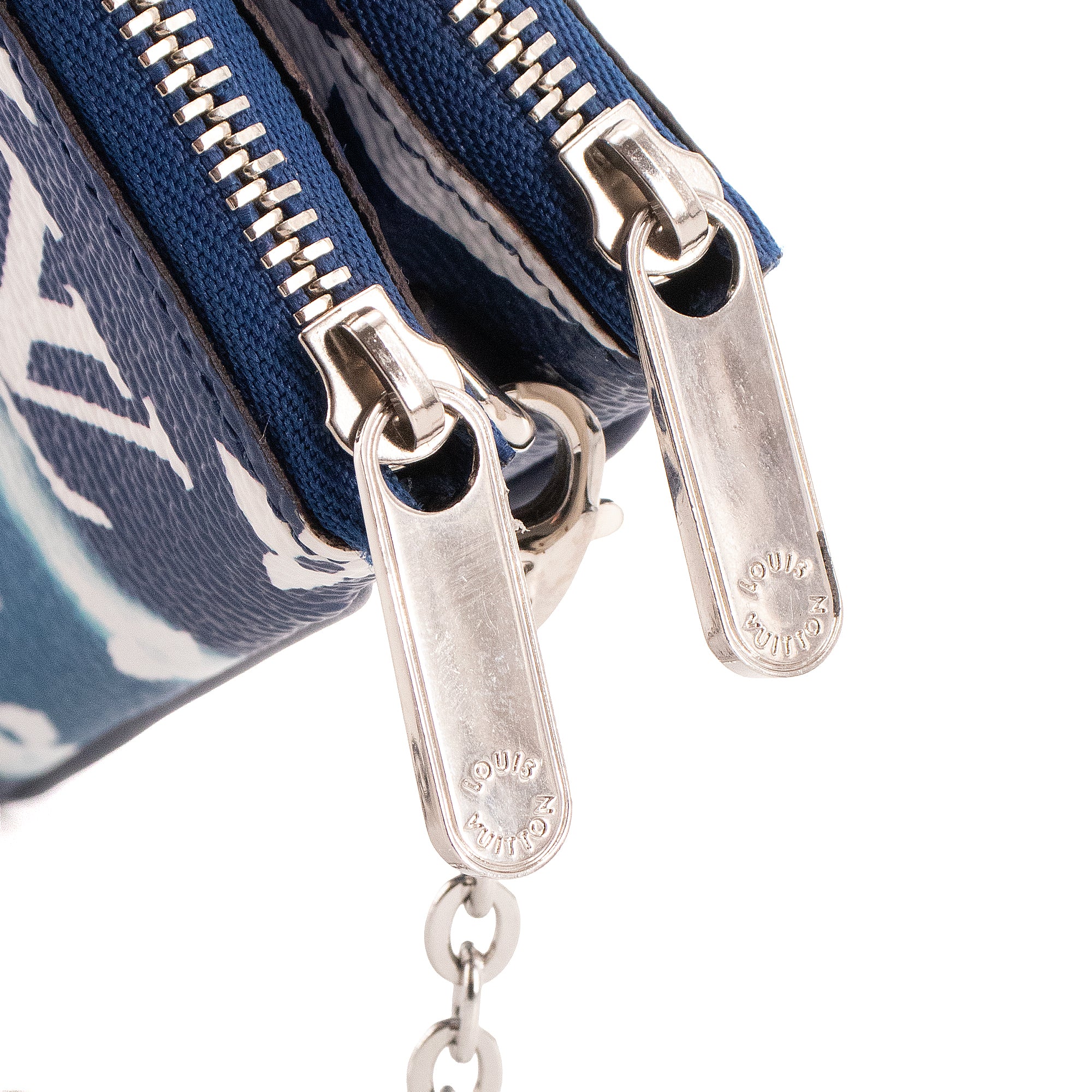 LOUIS VUITTON - Pochette Double Zip Louis Vuitton en toile enduite Escale bleue