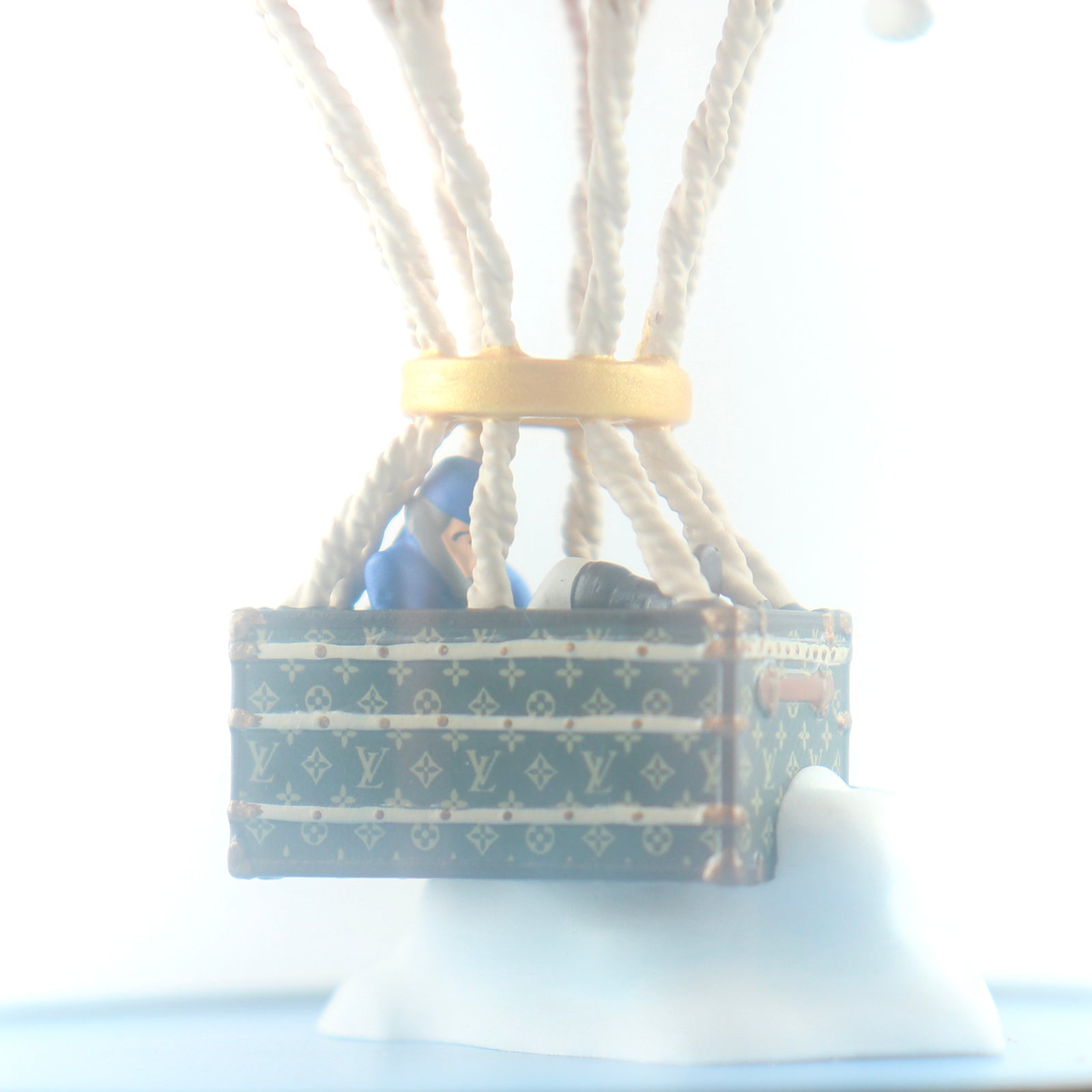 LOUIS VUITTON - Cloche en verre décorative Montgolfière