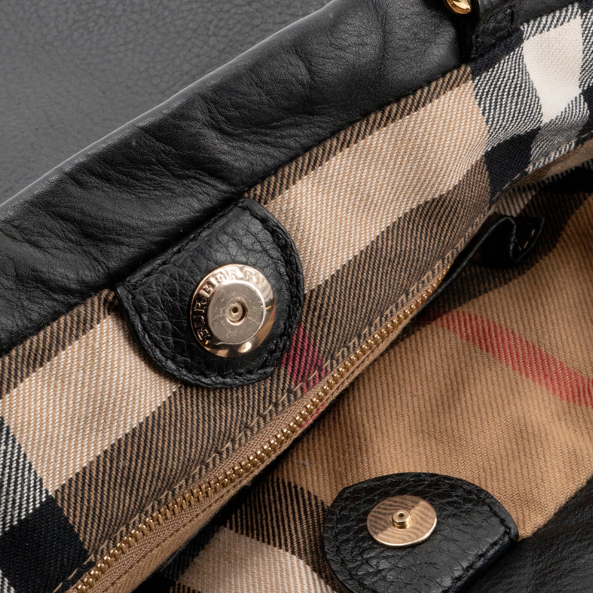 BURBERRY - Sac à bandoulière Cabas Burberry en cuir grainé noir