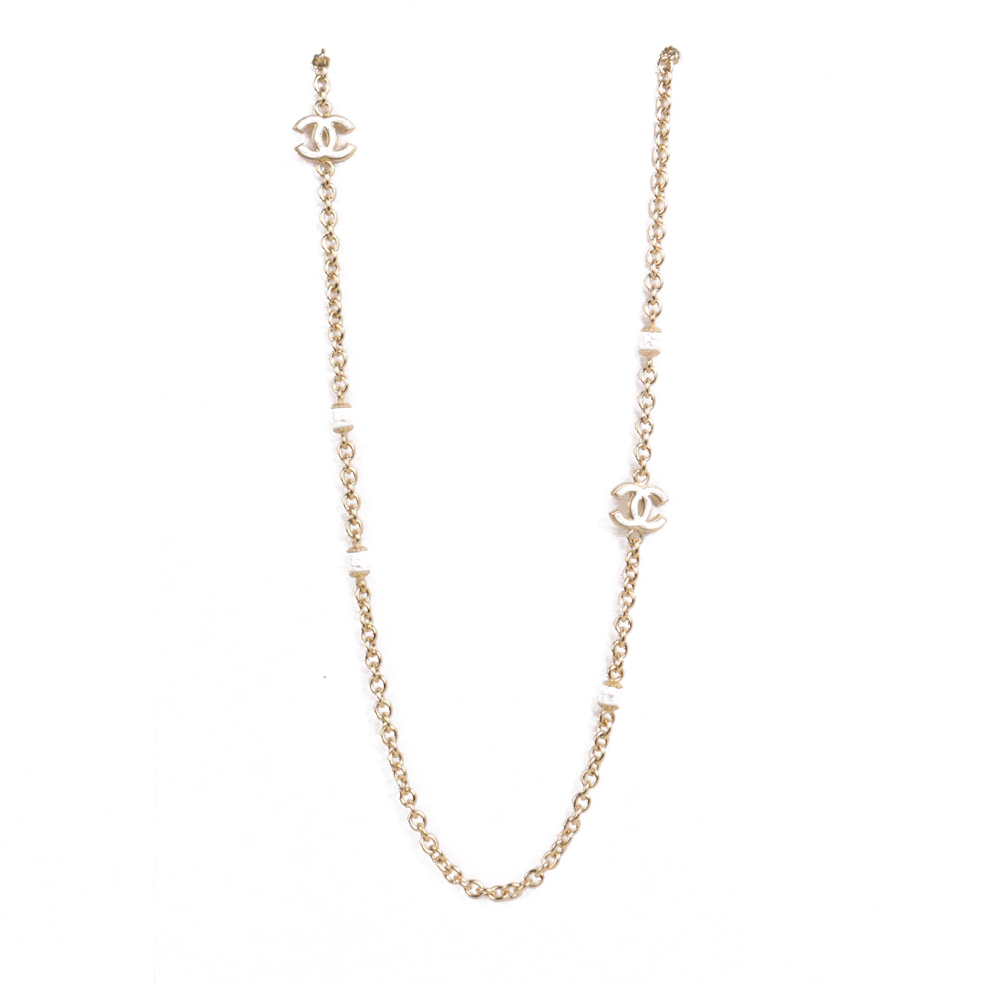 CHANEL - Sautoir CC Chanel à perles et logo