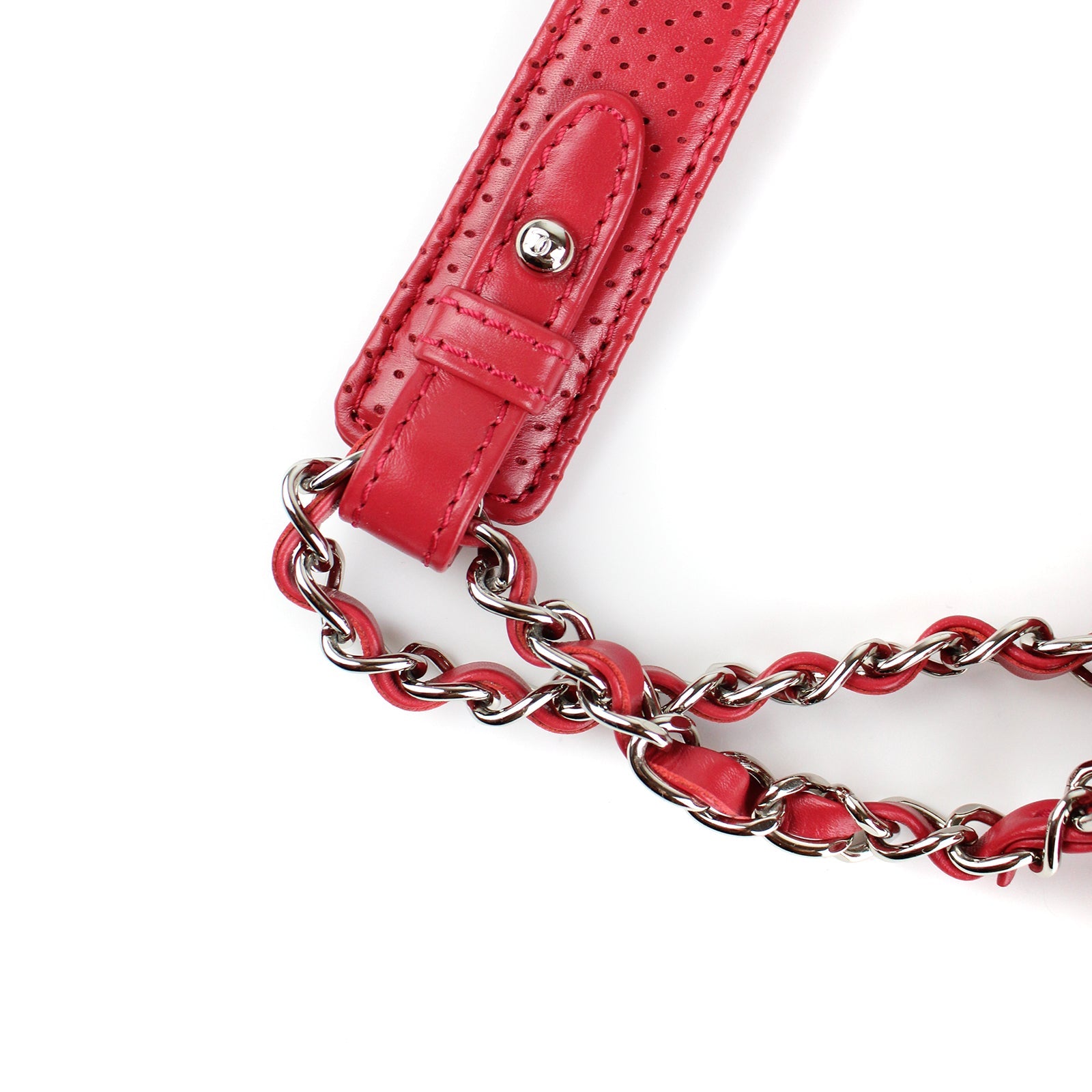 CHANEL - Sac à épaule Timeless en cuir rouge perforé