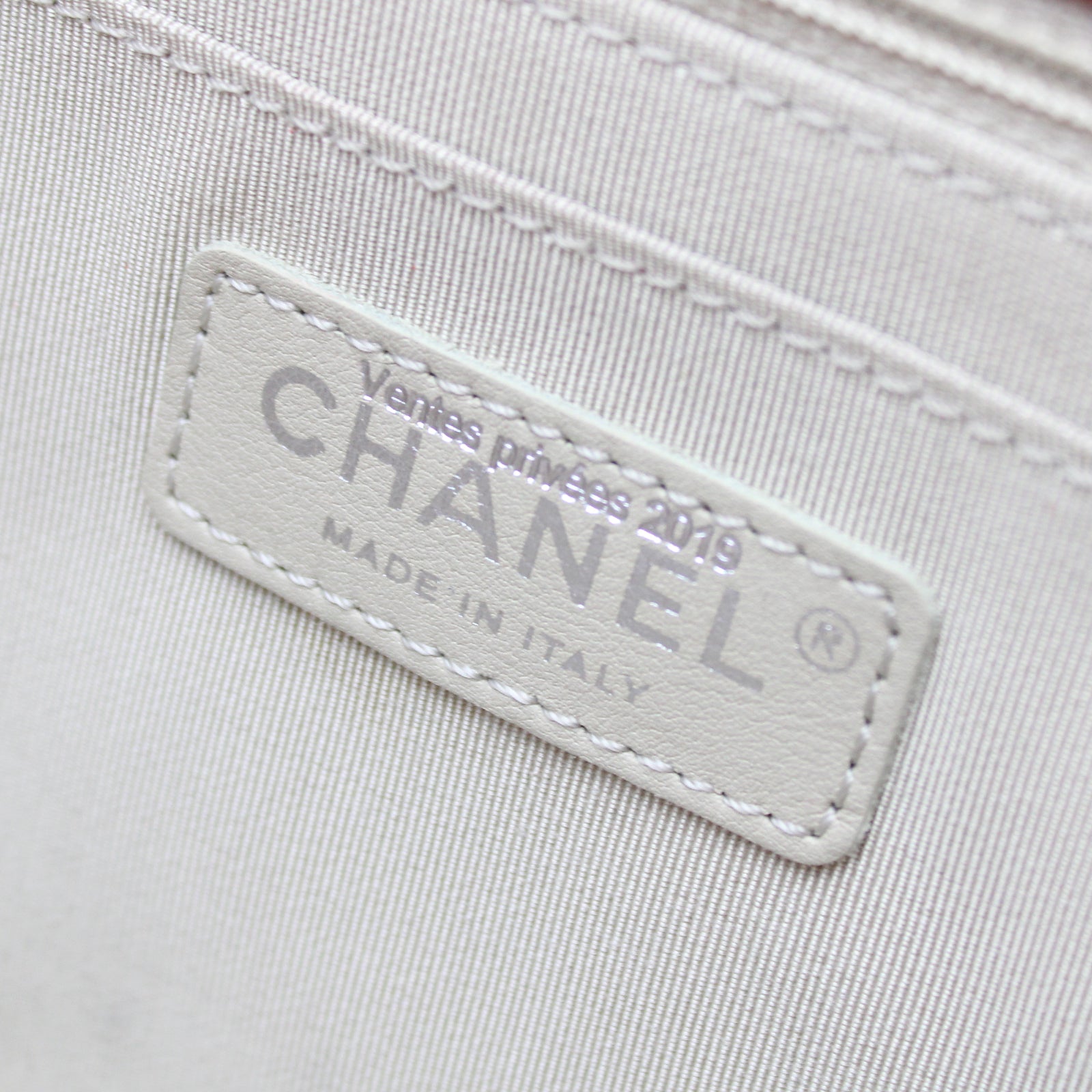 CHANEL - Sac à épaule Timeless en cuir rouge perforé