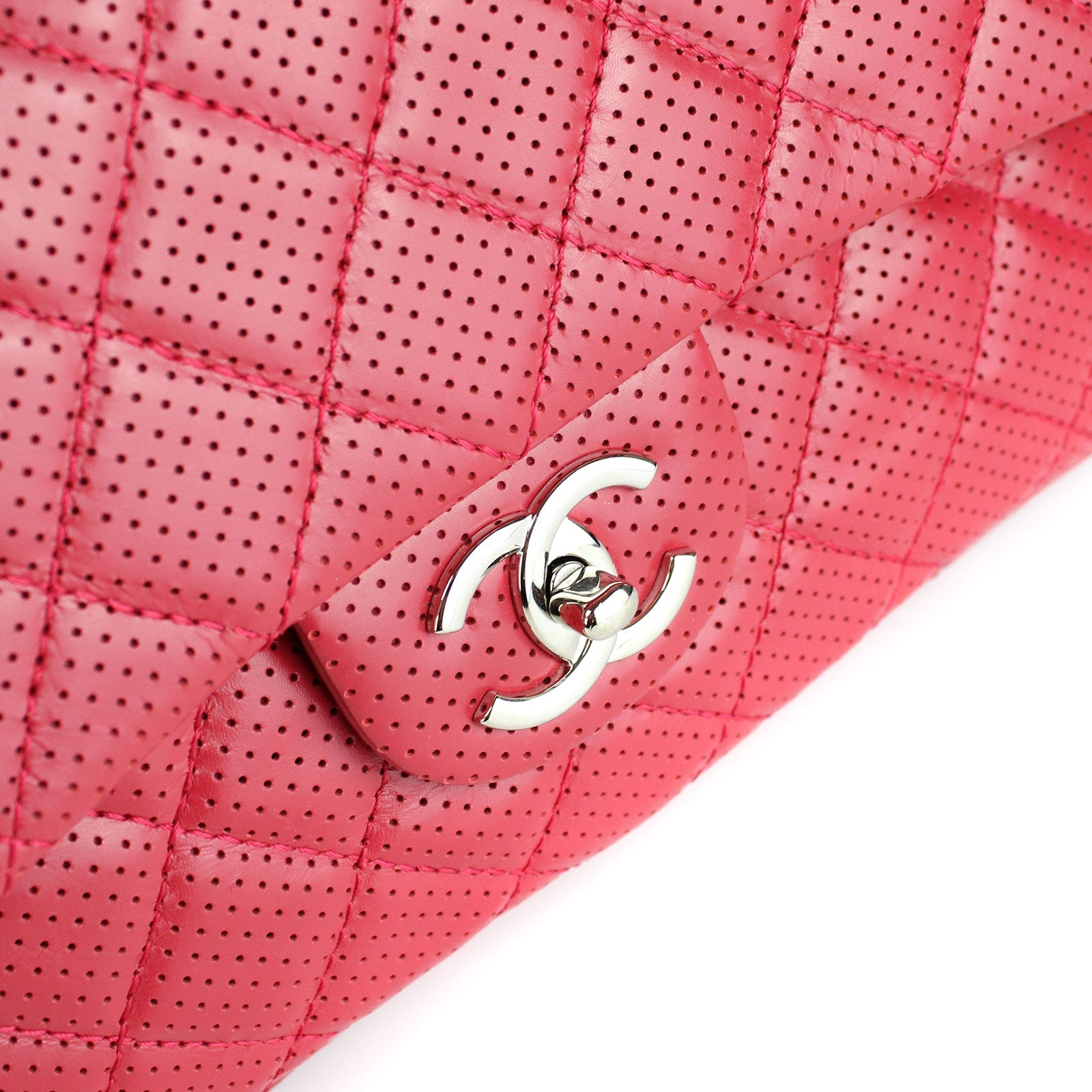 CHANEL - Sac à épaule Timeless en cuir rouge perforé