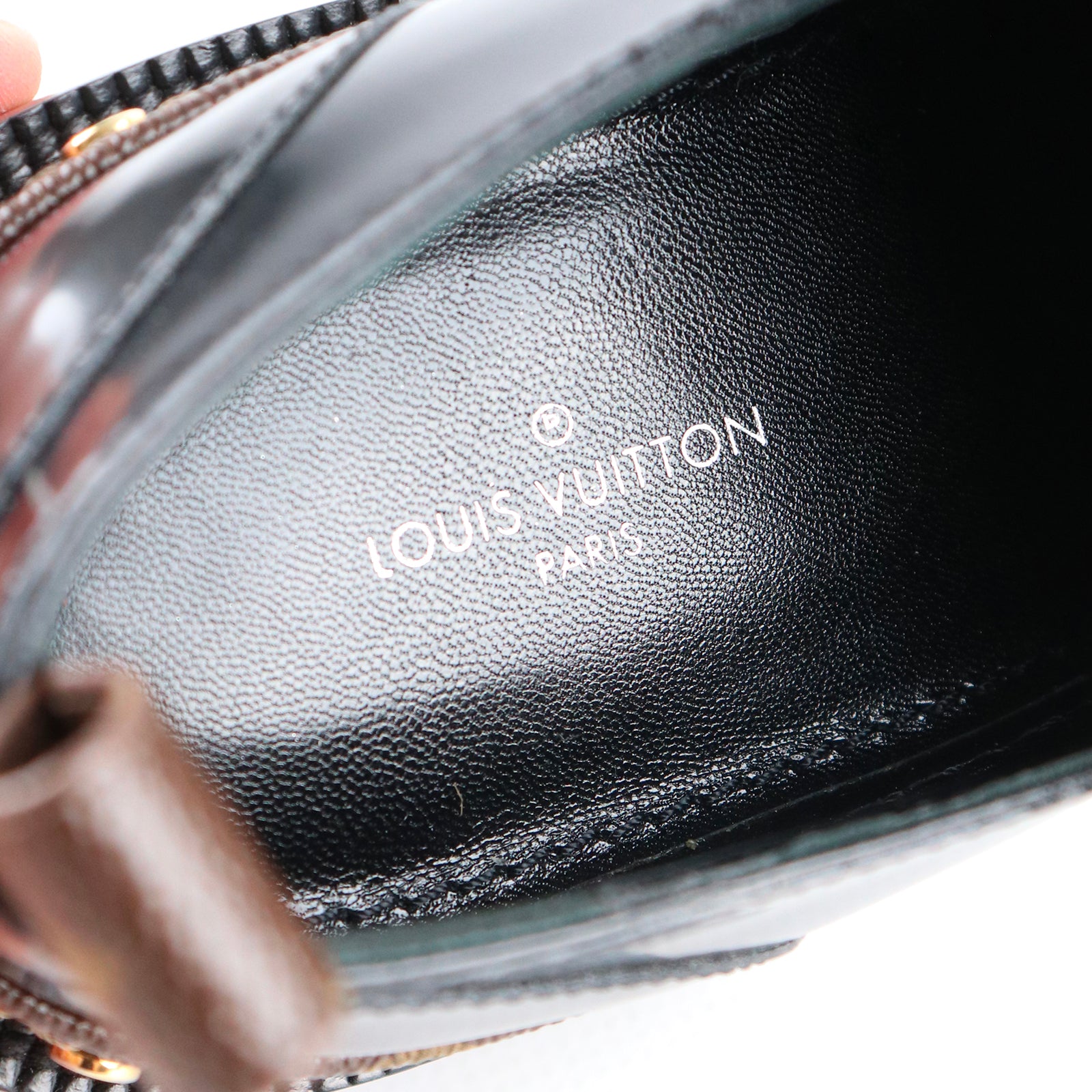 LOUIS VUITTON - Richelieu loafers in black patent leather (T36)