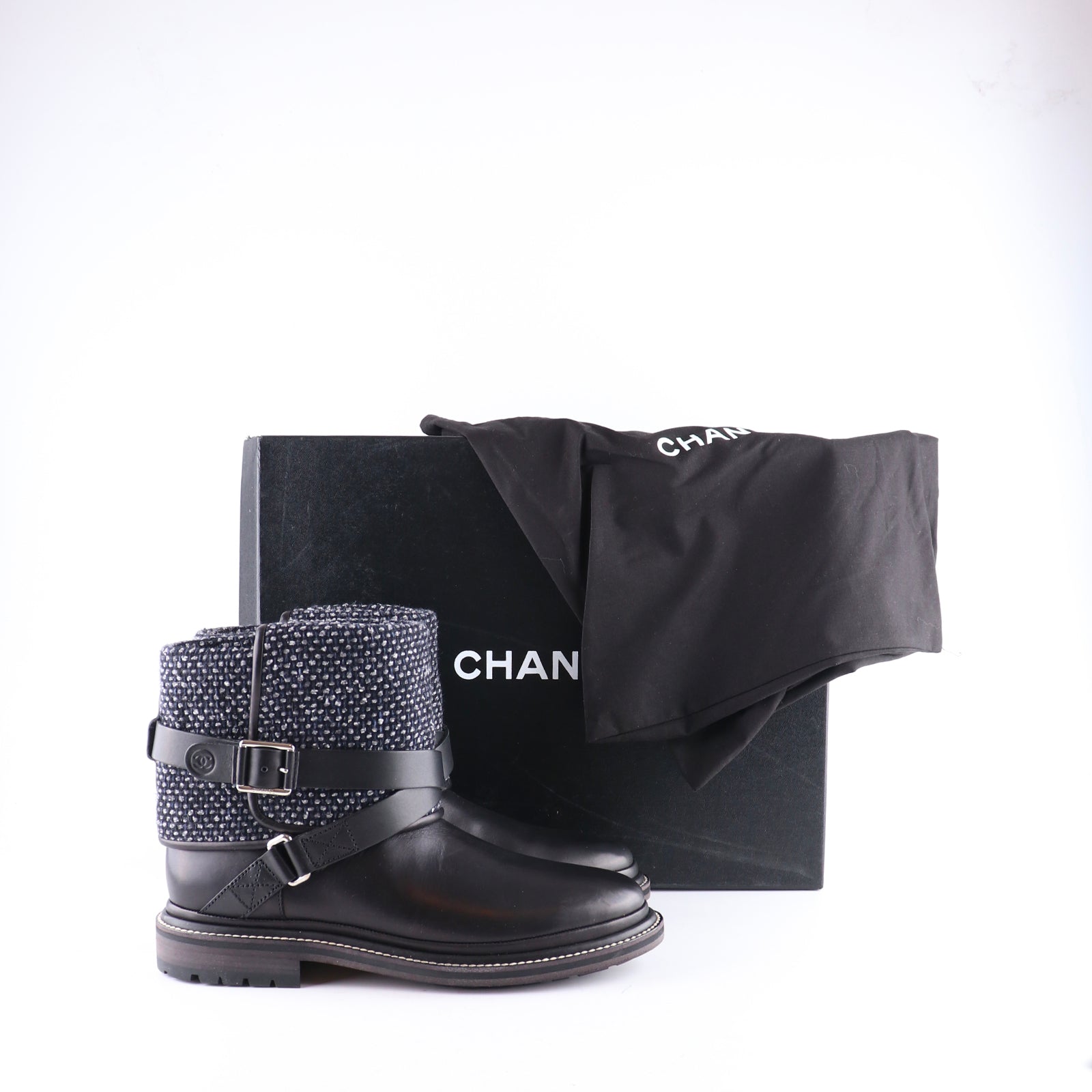 CHANEL - Leather and tweed boots (T39)