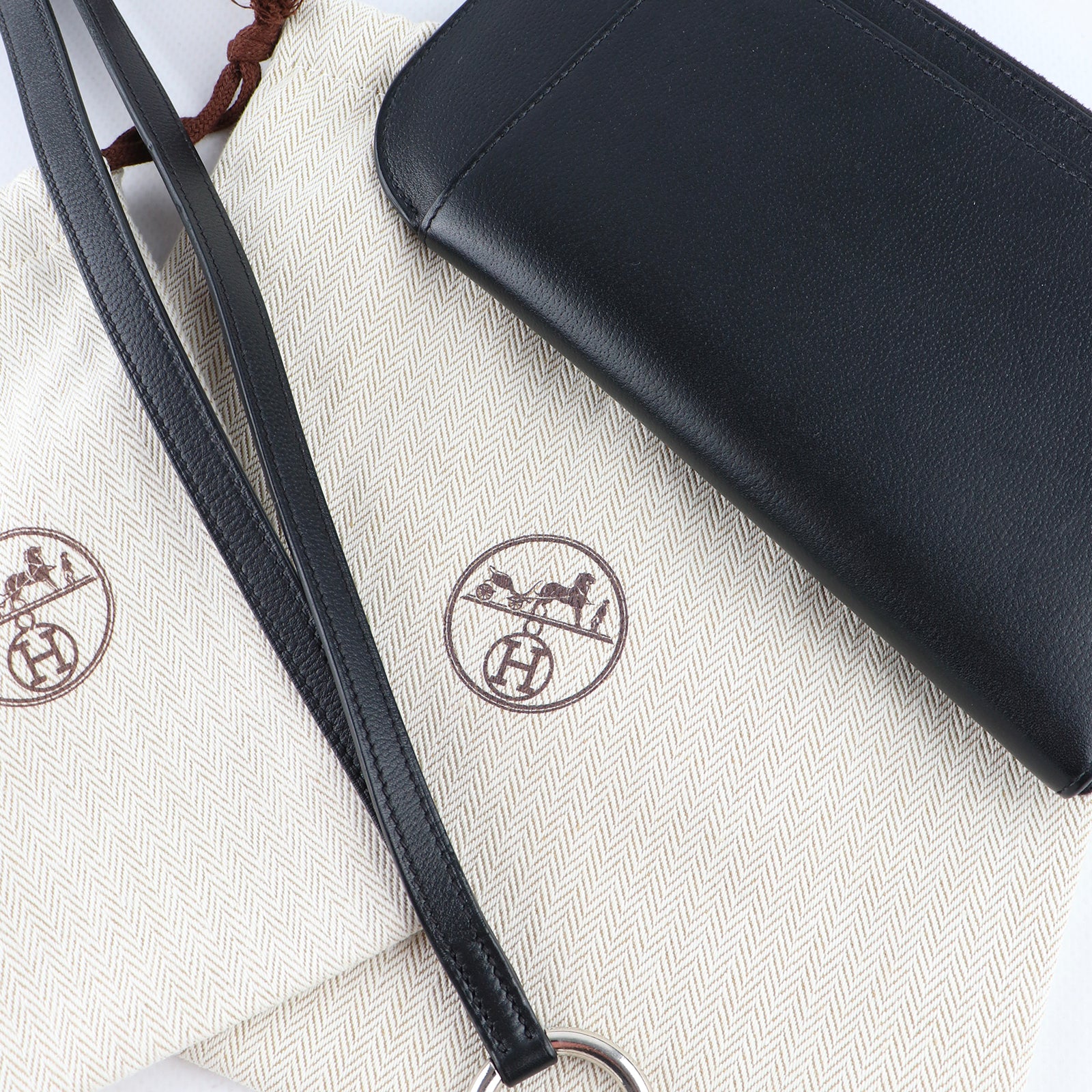 HERMÈS - Étui téléphone Strap GM et dragonne en cuir noir