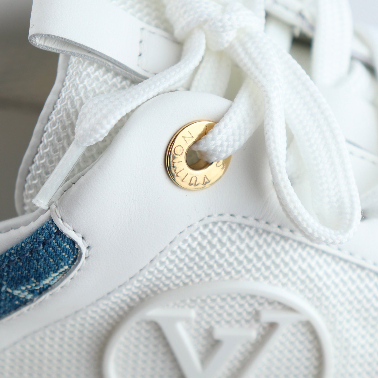LOUIS VUITTON - Run Away sneakers in leather and denim (T39.5)