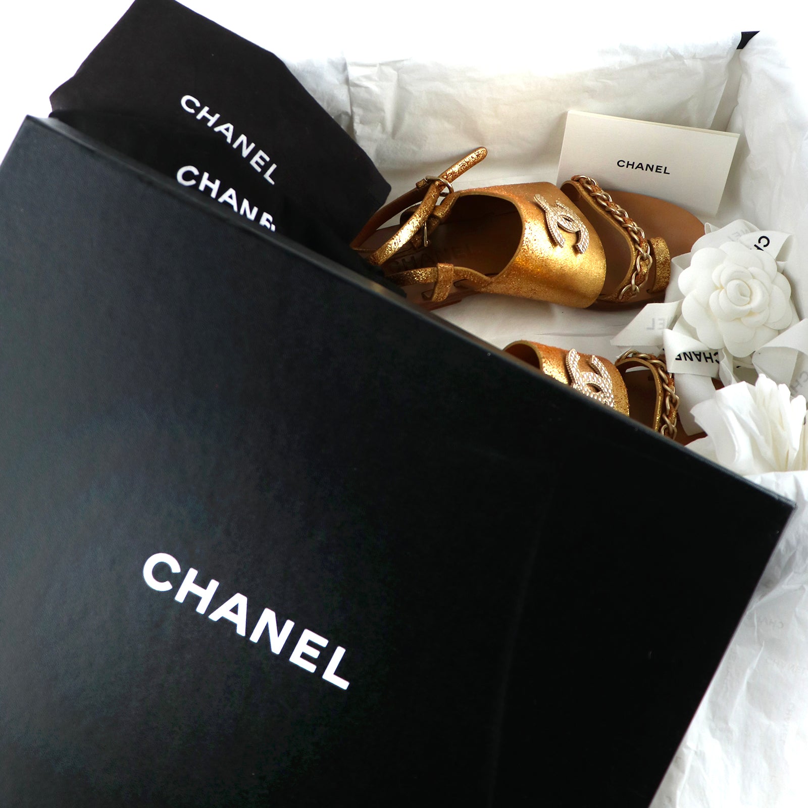 CHANEL - Sandales en cuir doré (T37)