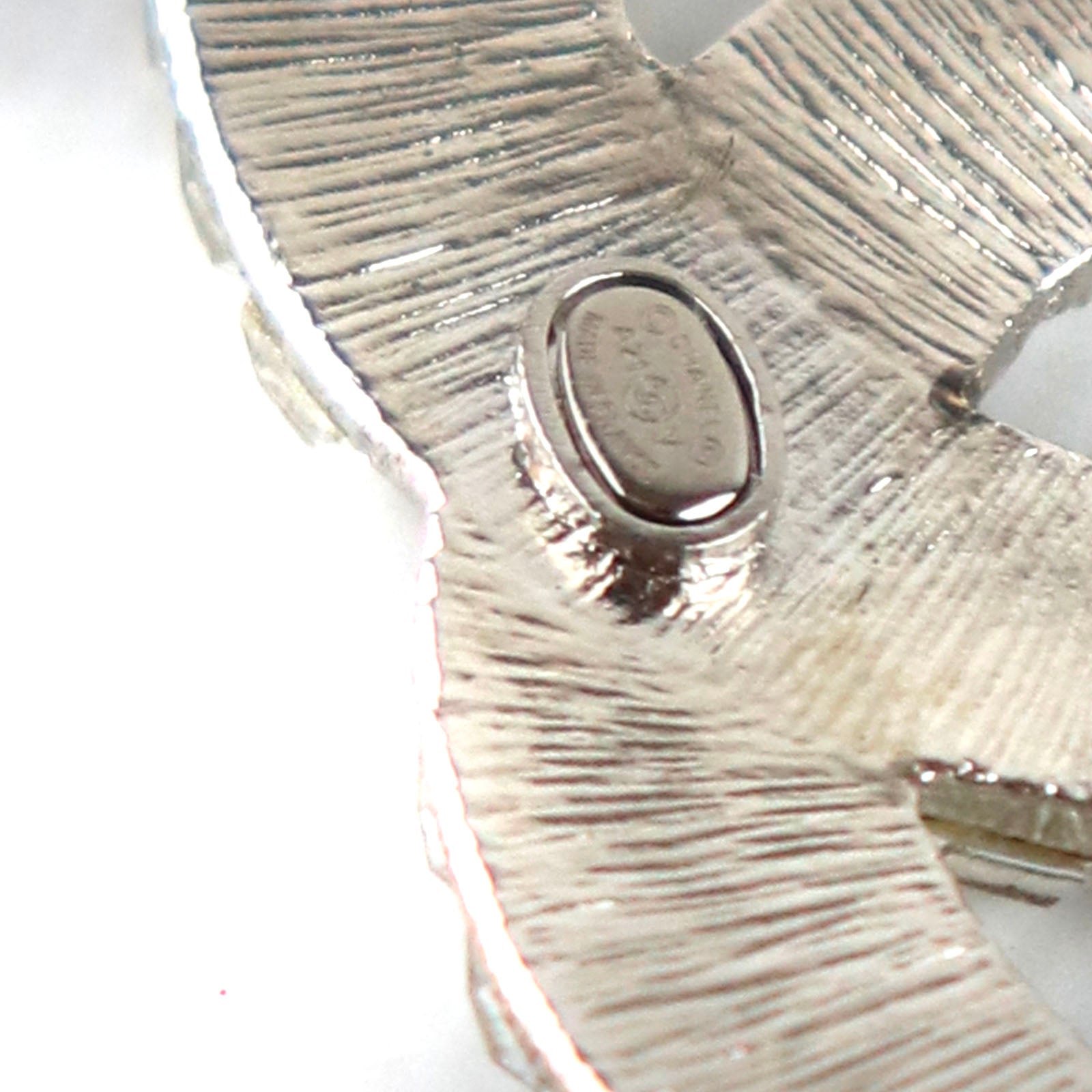 CHANEL - Broche CC en cristal