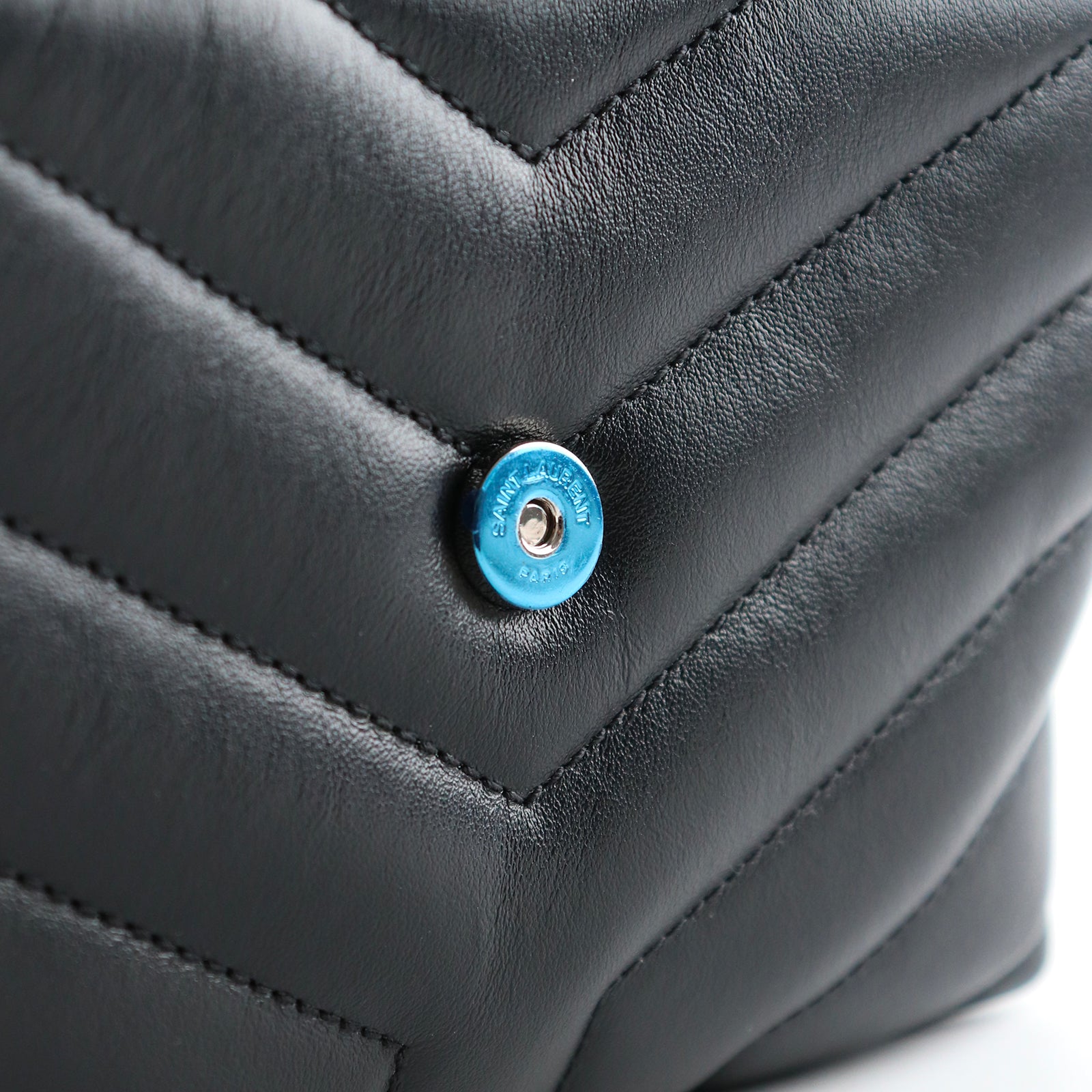 SAINT LAURENT - Loulou Toy shoulder bag in black quilted leather