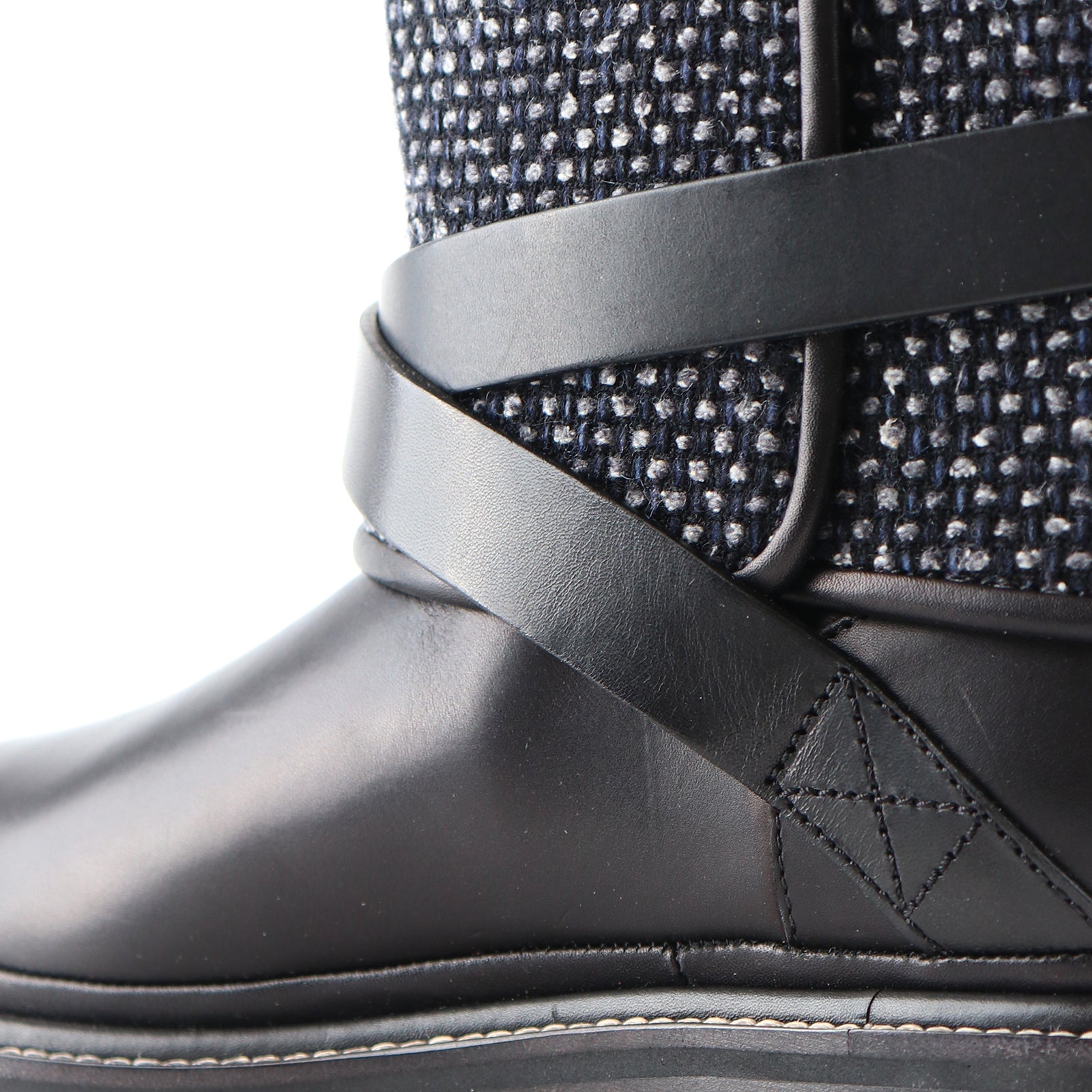 CHANEL - Leather and tweed boots (T39)