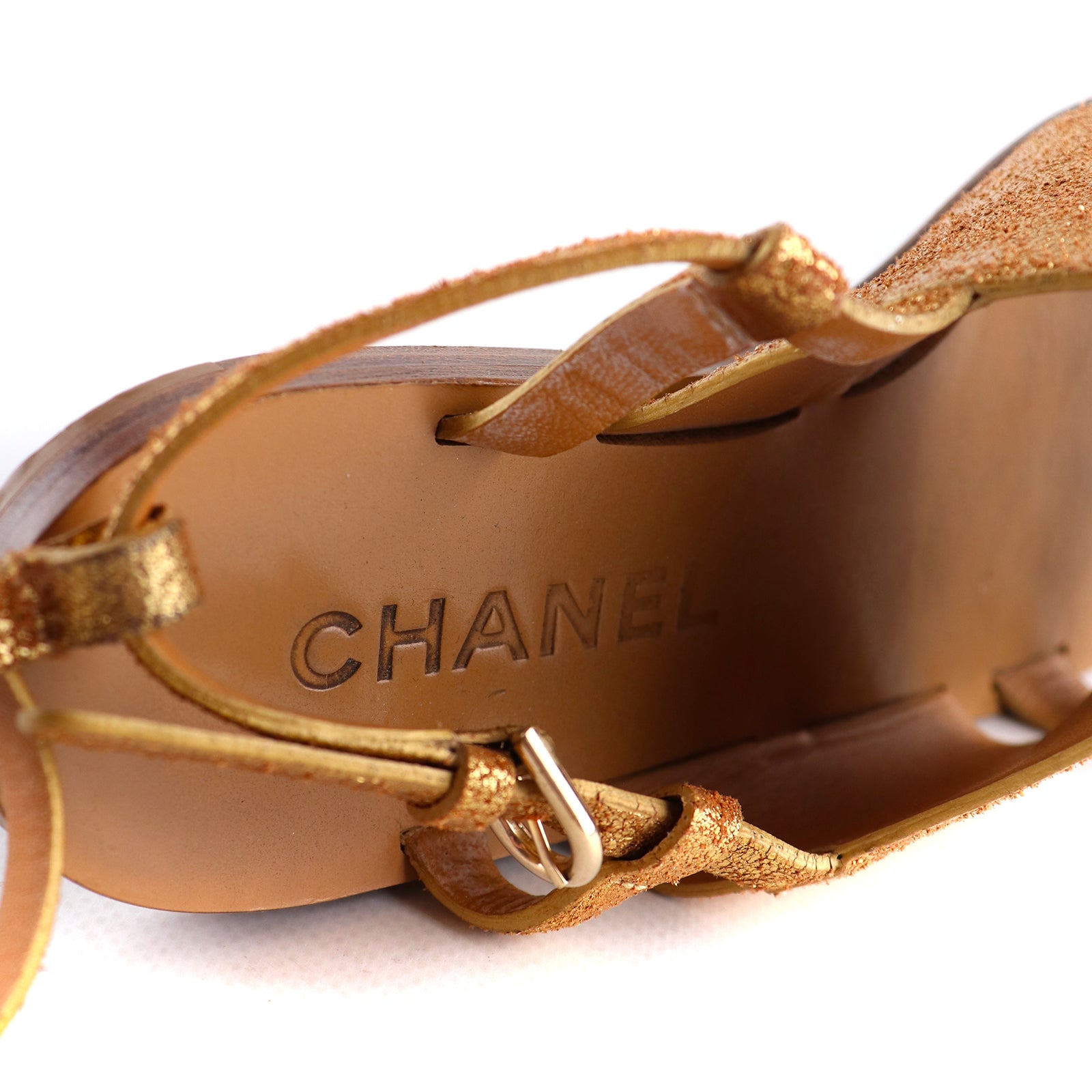 CHANEL - Sandales en cuir doré (T37)