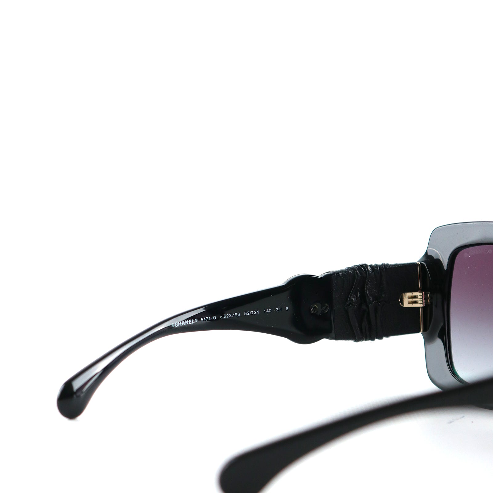 CHANEL - Lunettes de soleil CC en plastique et cuir