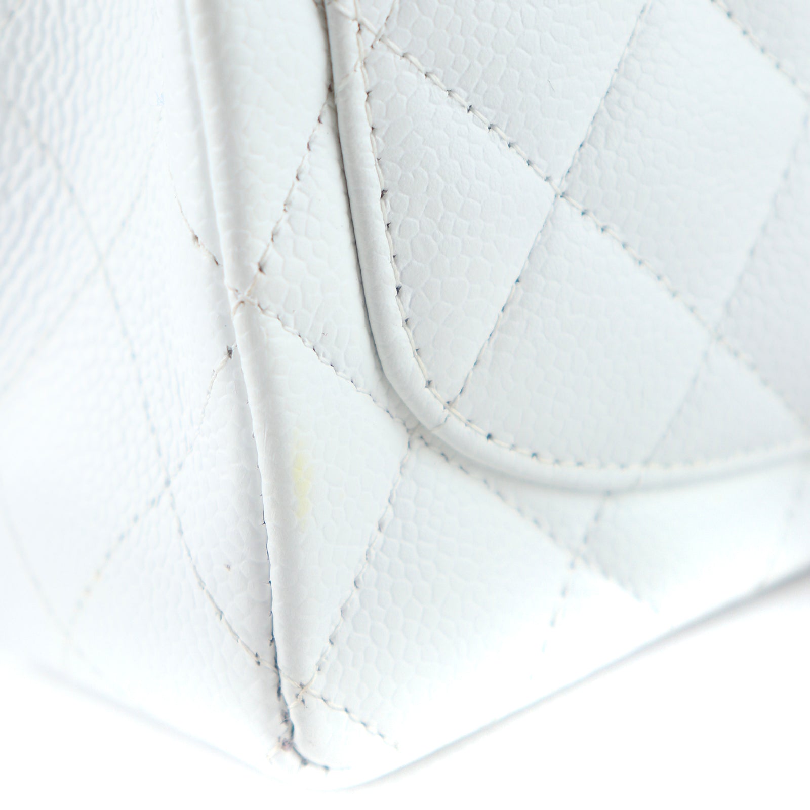 CHANEL - Sac à bandoulière Timeless mini square en cuir grainé blanc