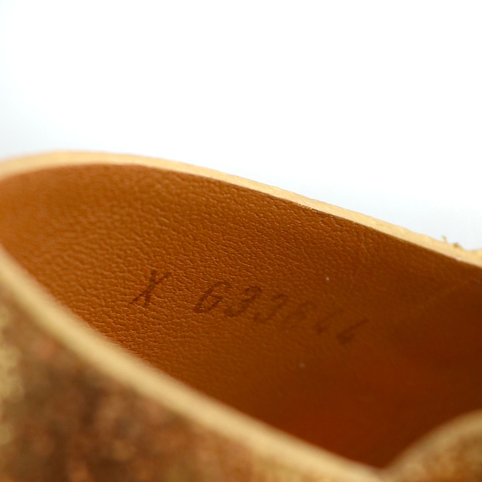 CHANEL - Sandales en cuir doré (T37)
