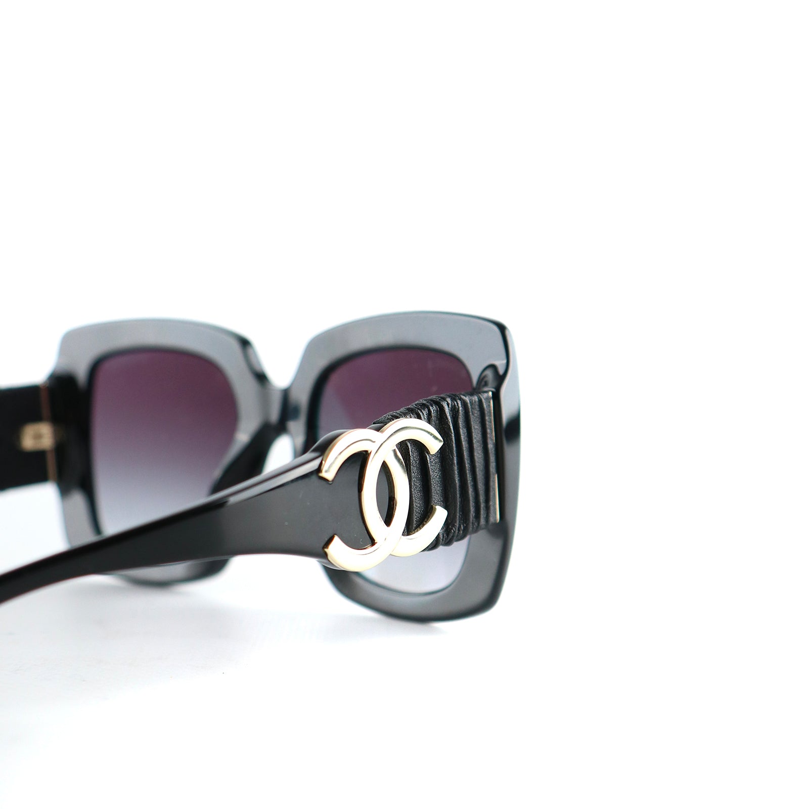 CHANEL - Lunettes de soleil CC en plastique et cuir