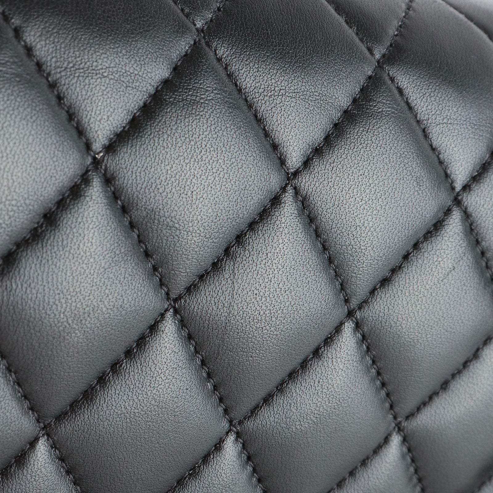 CHANEL - Sac à main Timeless 25 double flap en cuir matelassé noir