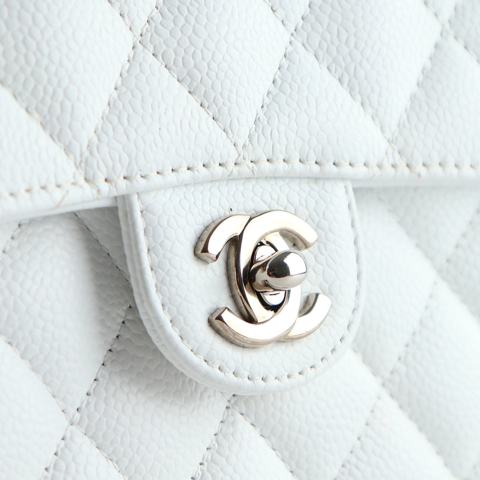 CHANEL - Sac à bandoulière Timeless mini square en cuir grainé blanc