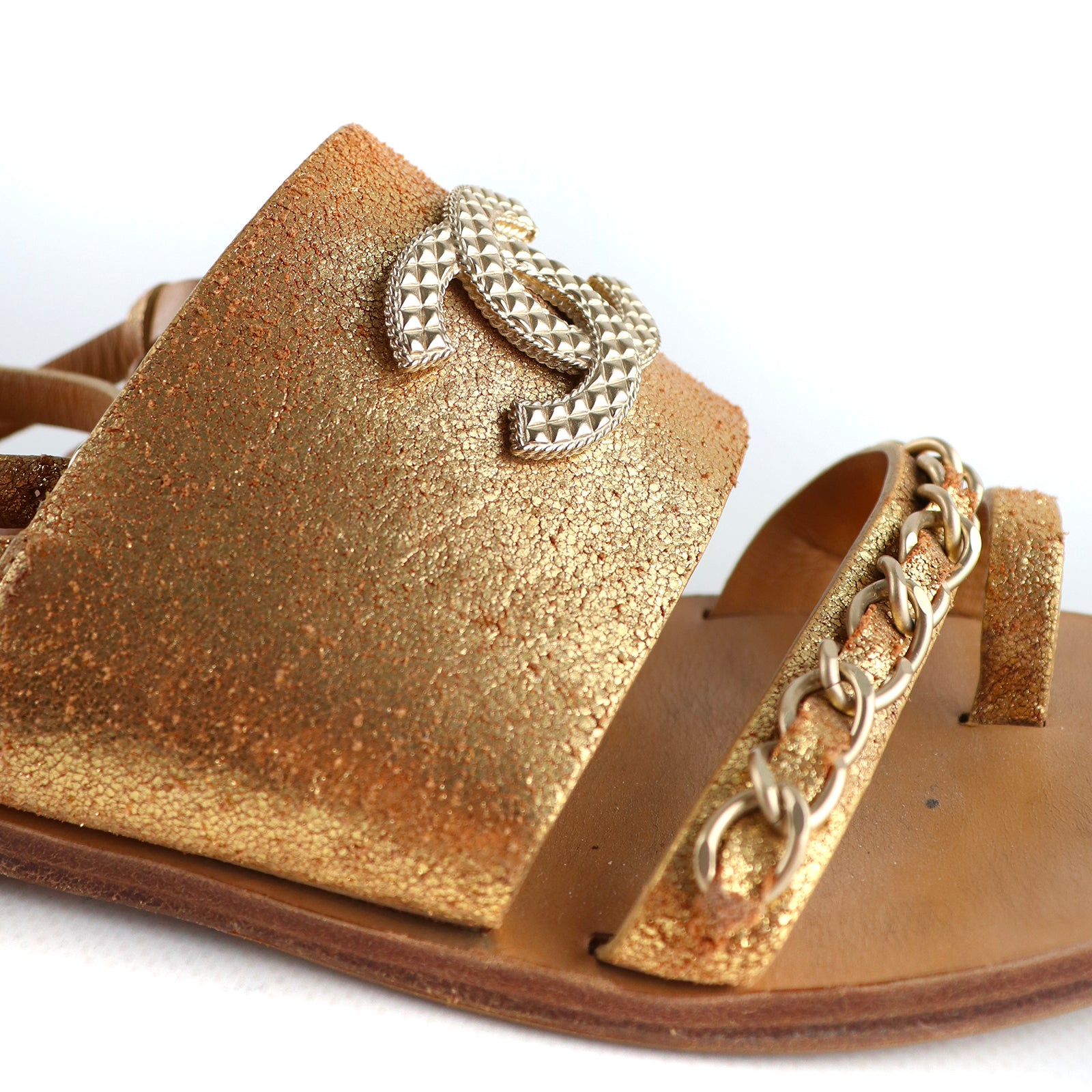 CHANEL - Sandales en cuir doré (T37)