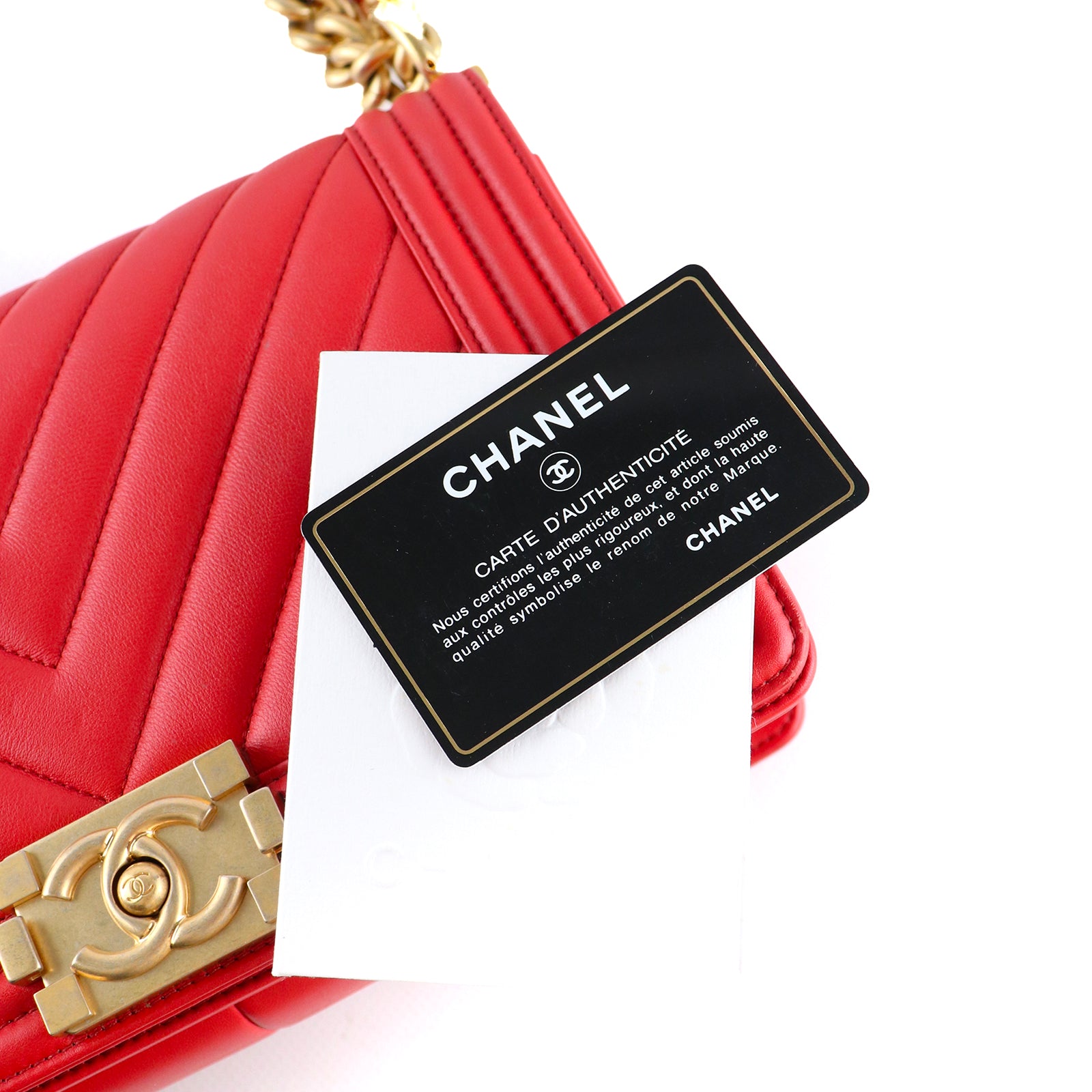 CHANEL - Sac à bandoulière Boy medium en cuir rouge
