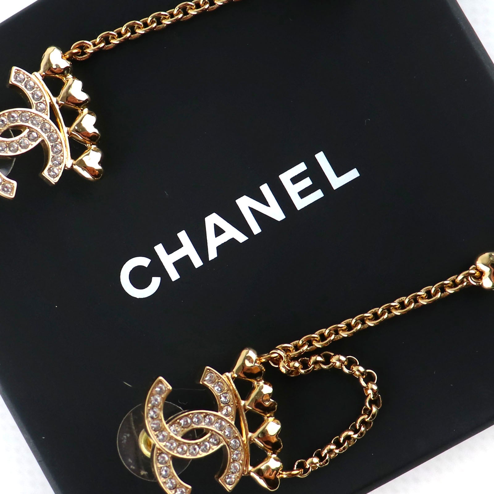 CHANEL - Boucles d'oreilles pendantes dorées