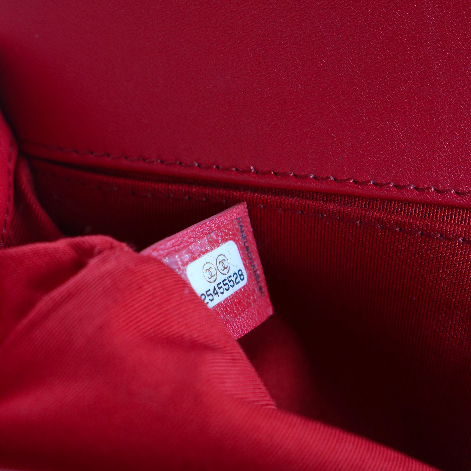 CHANEL - Sac à bandoulière Boy medium en cuir rouge