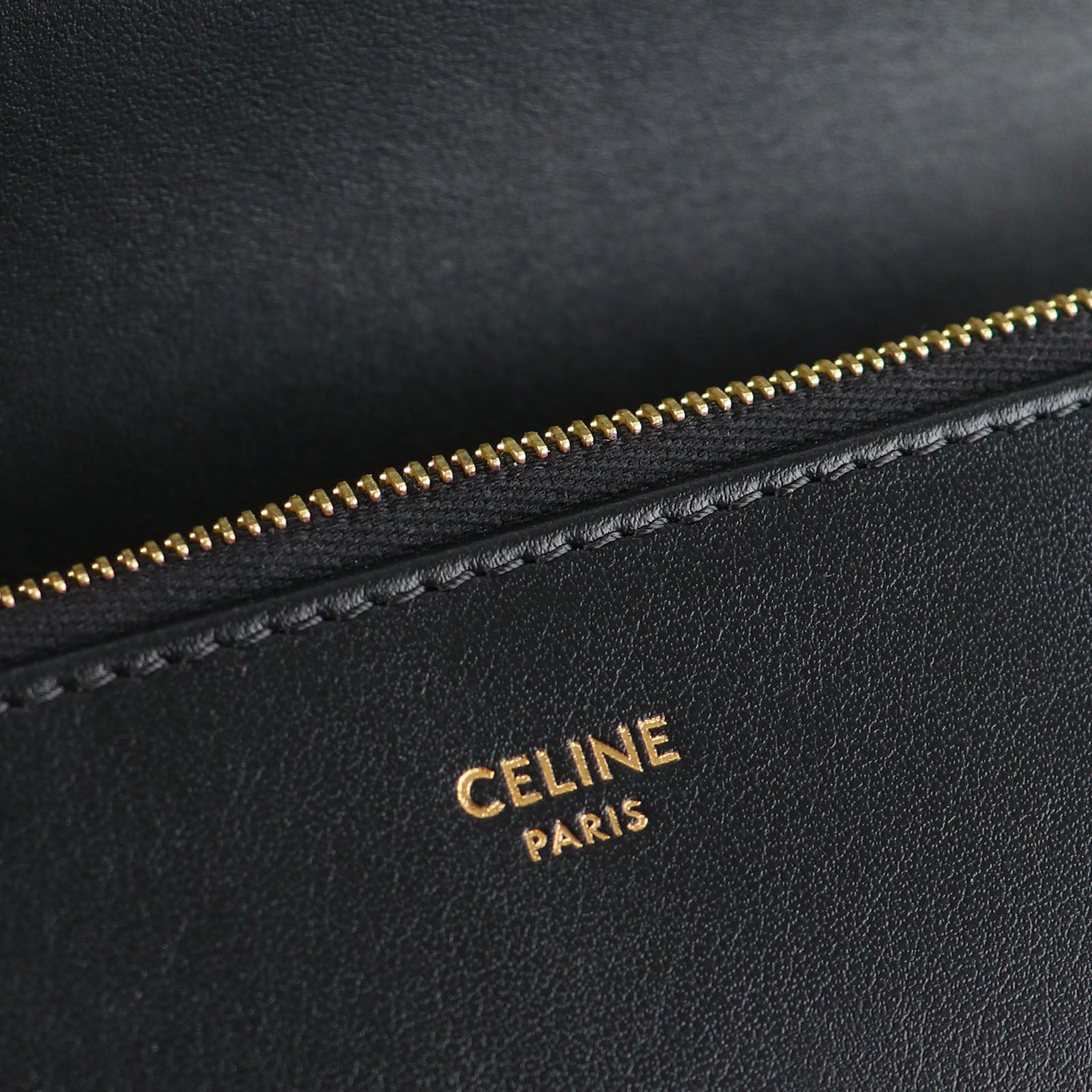 CELINE - Sac à bandoulière Pompon en cuir noir