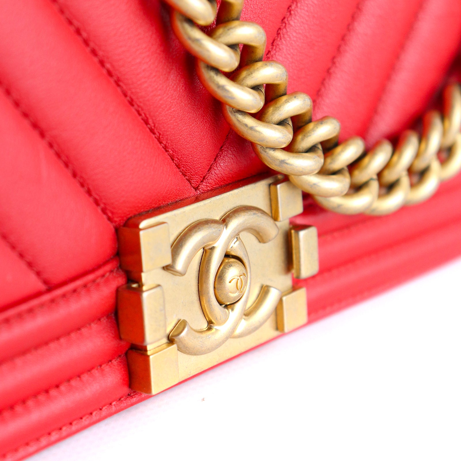 CHANEL - Sac à bandoulière Boy medium en cuir rouge