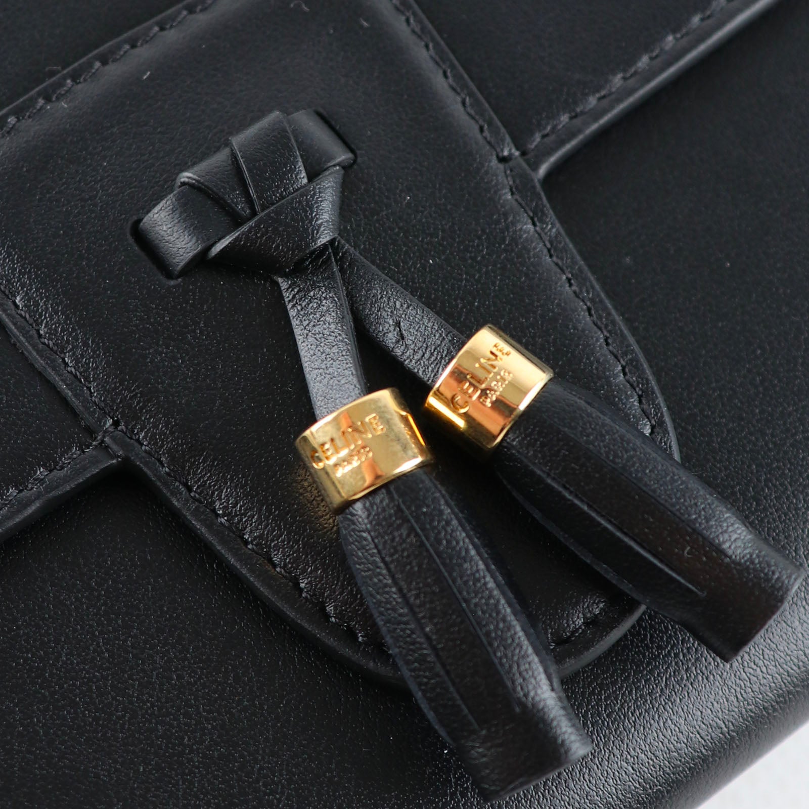 CELINE - Sac à bandoulière Pompon en cuir noir