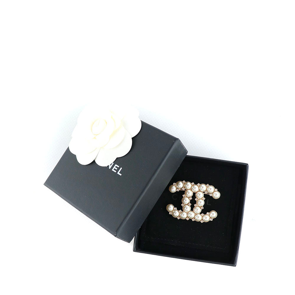 CHANEL - Broche CC en perles