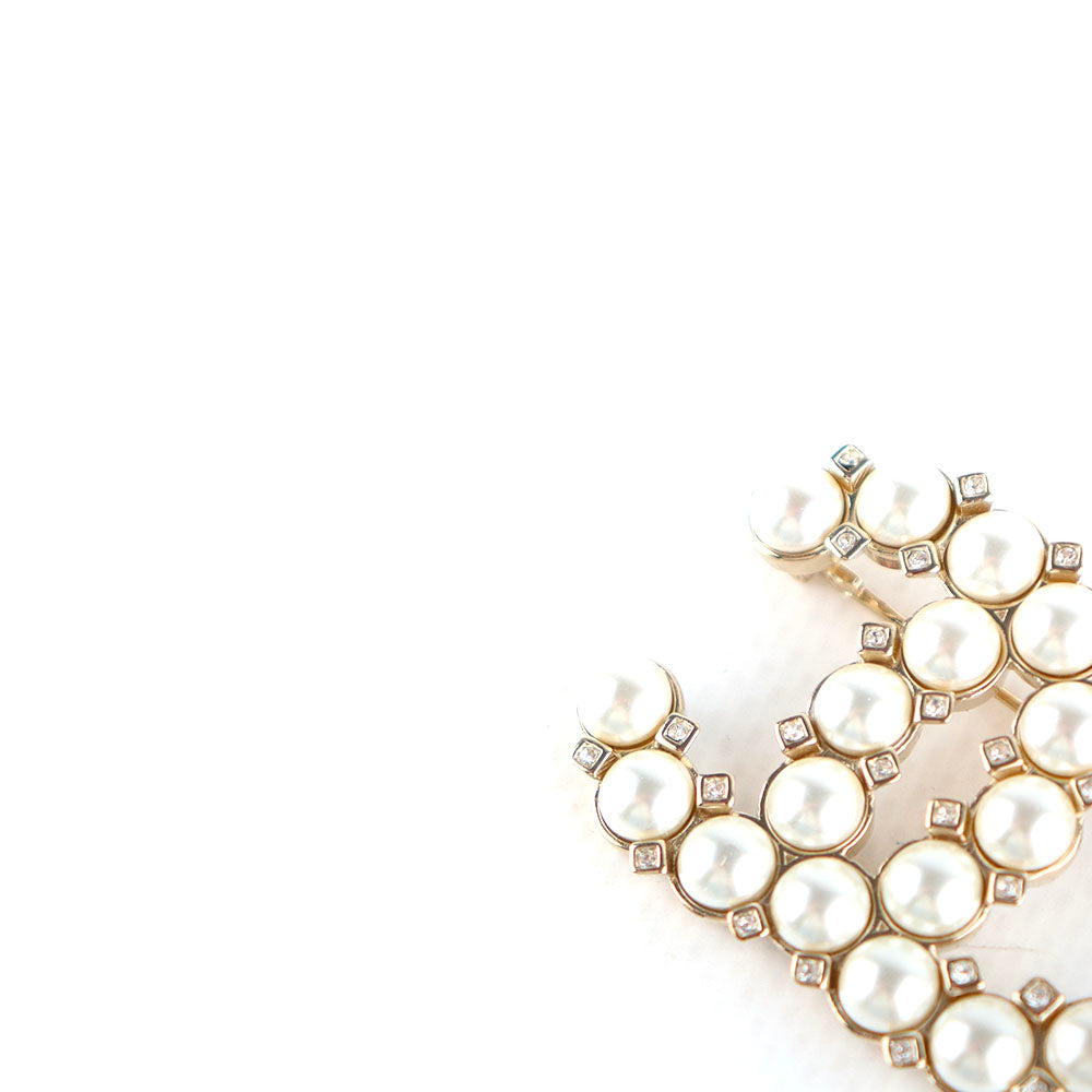CHANEL - Broche CC en perles