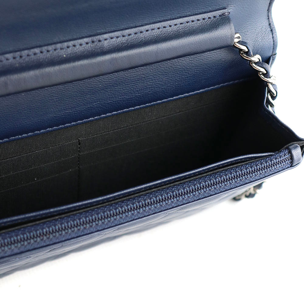 CHANEL - Sac à bandoulière Wallet On Chain Boy en cuir bleu marine