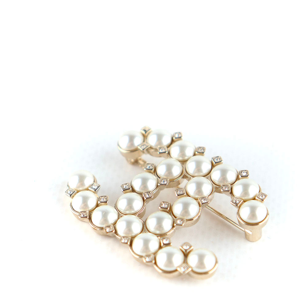 CHANEL - Broche CC en perles