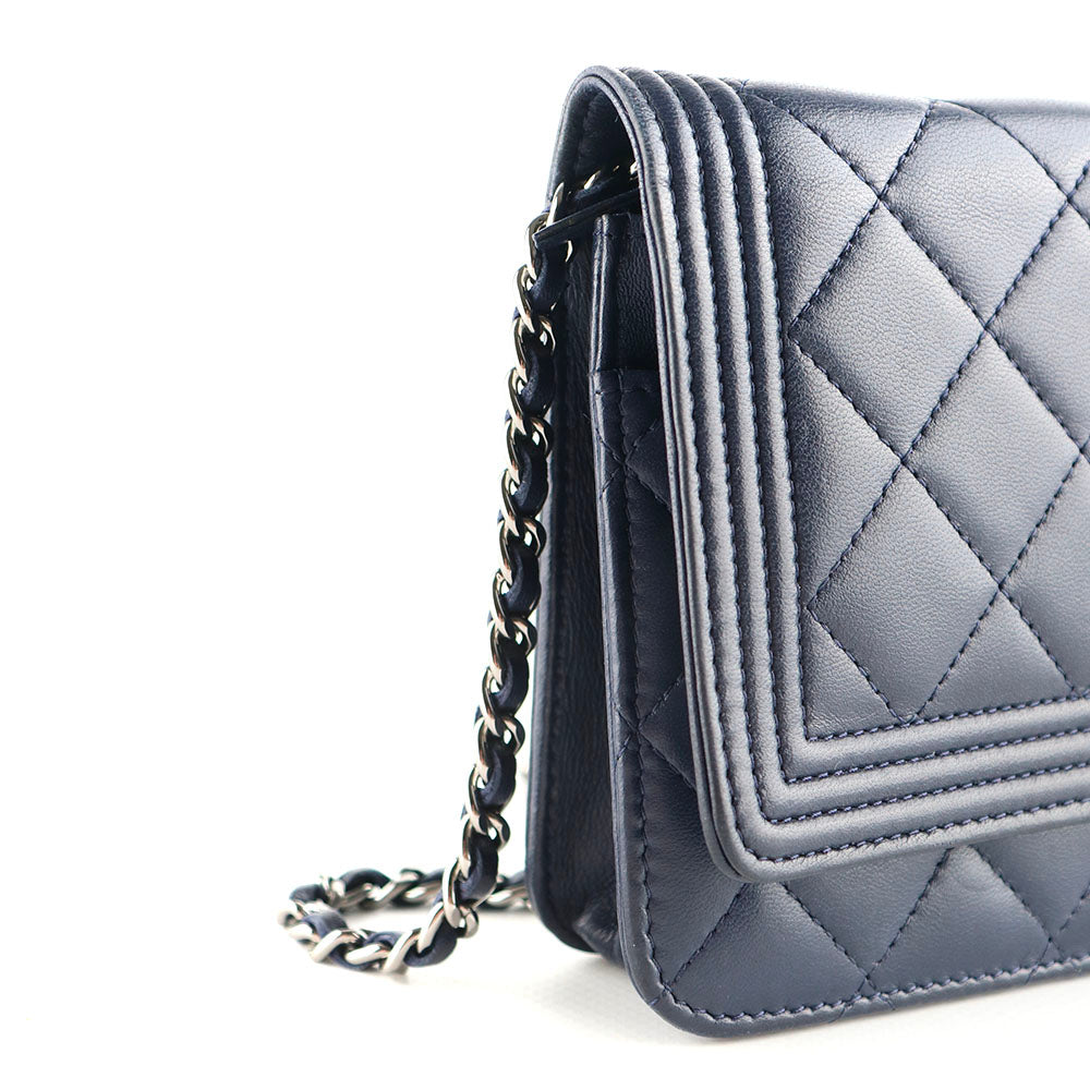 CHANEL - Sac à bandoulière Wallet On Chain Boy en cuir bleu marine