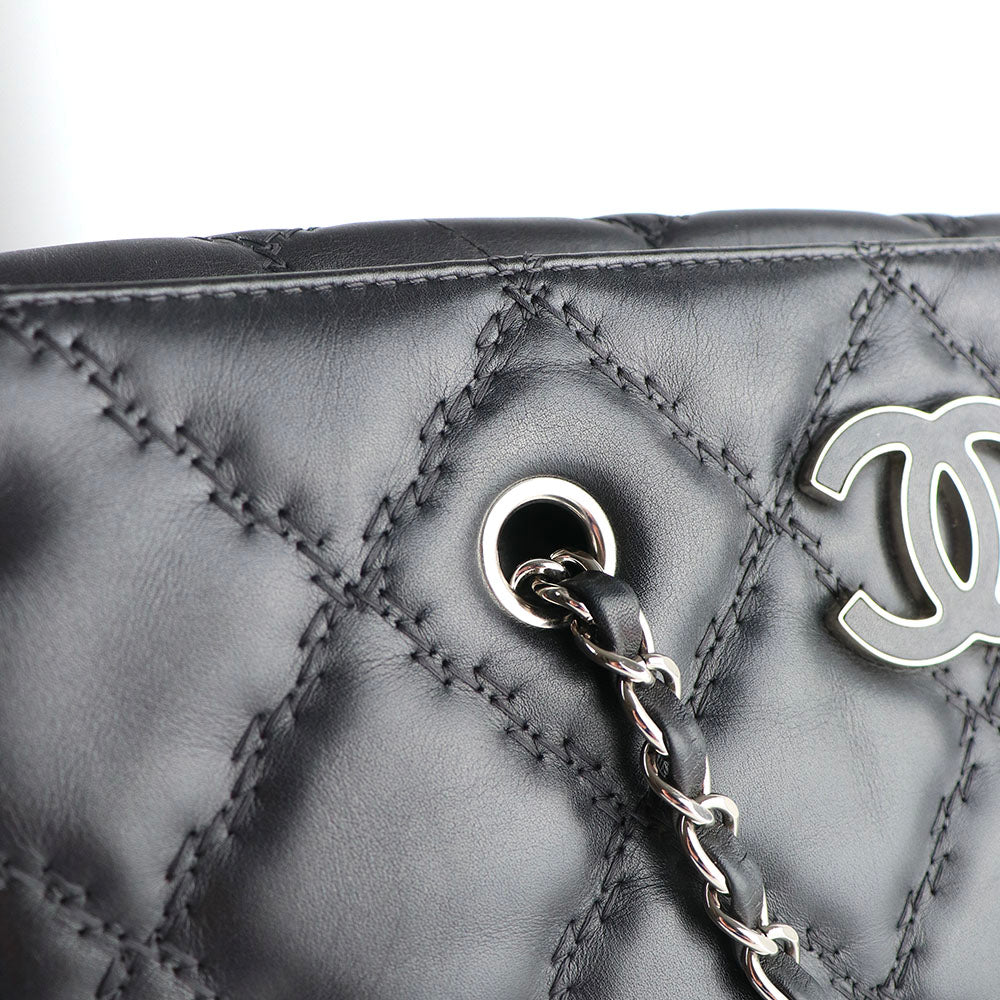CHANEL - Hamptons handbag in black quilted leather