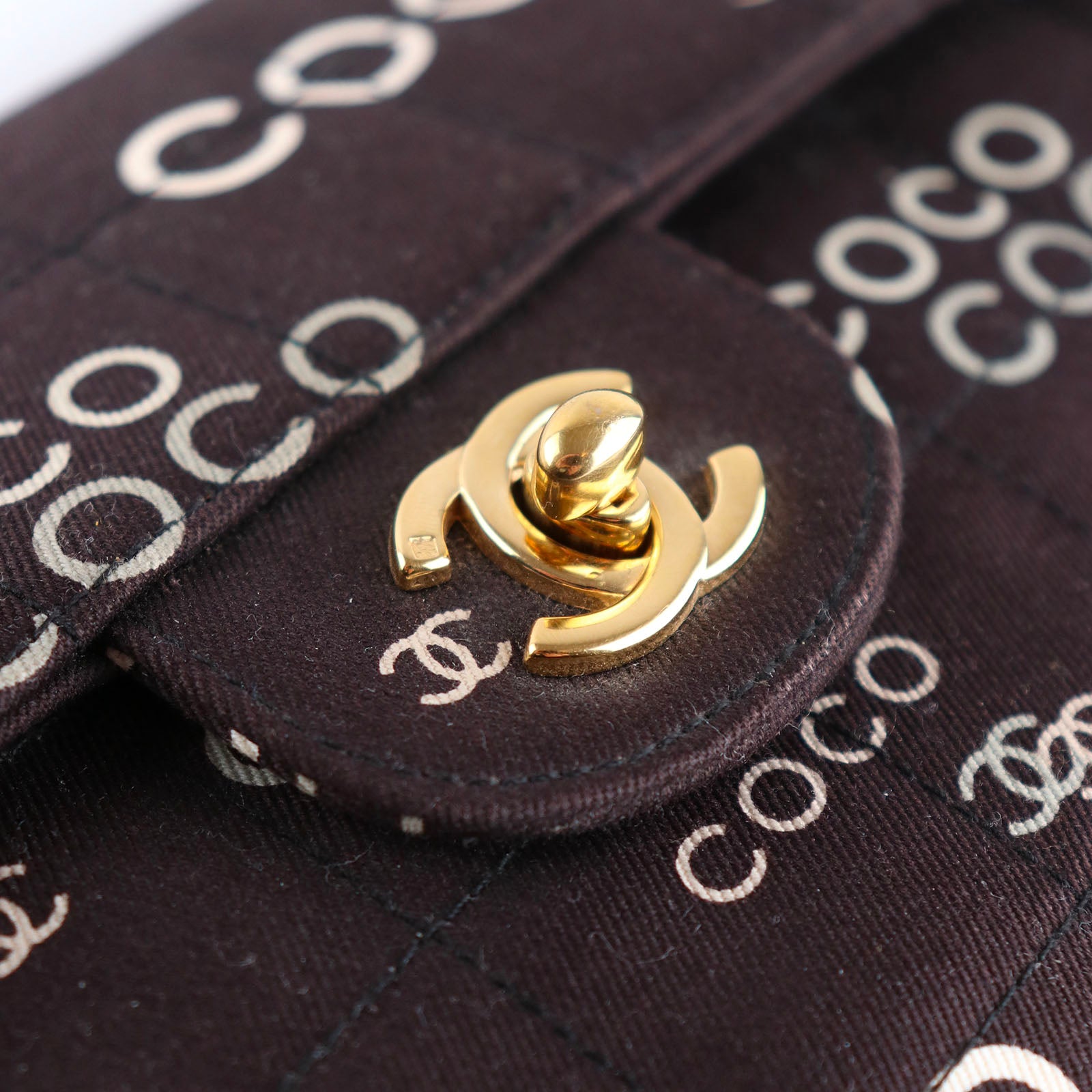 CHANEL - Sac à main East-West en coton noir