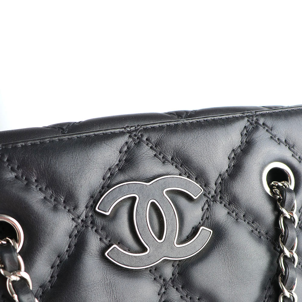 CHANEL - Hamptons handbag in black quilted leather