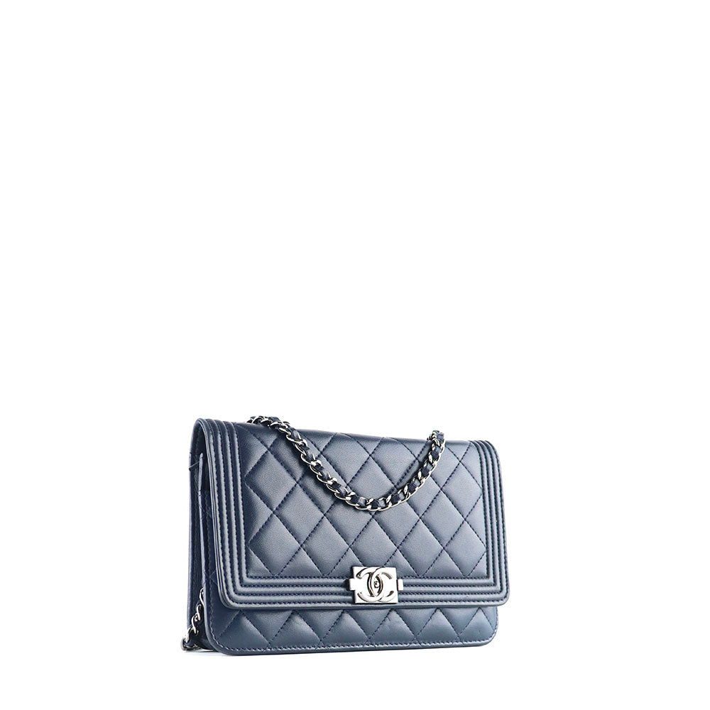 CHANEL - Sac à bandoulière Wallet On Chain Boy en cuir bleu marine