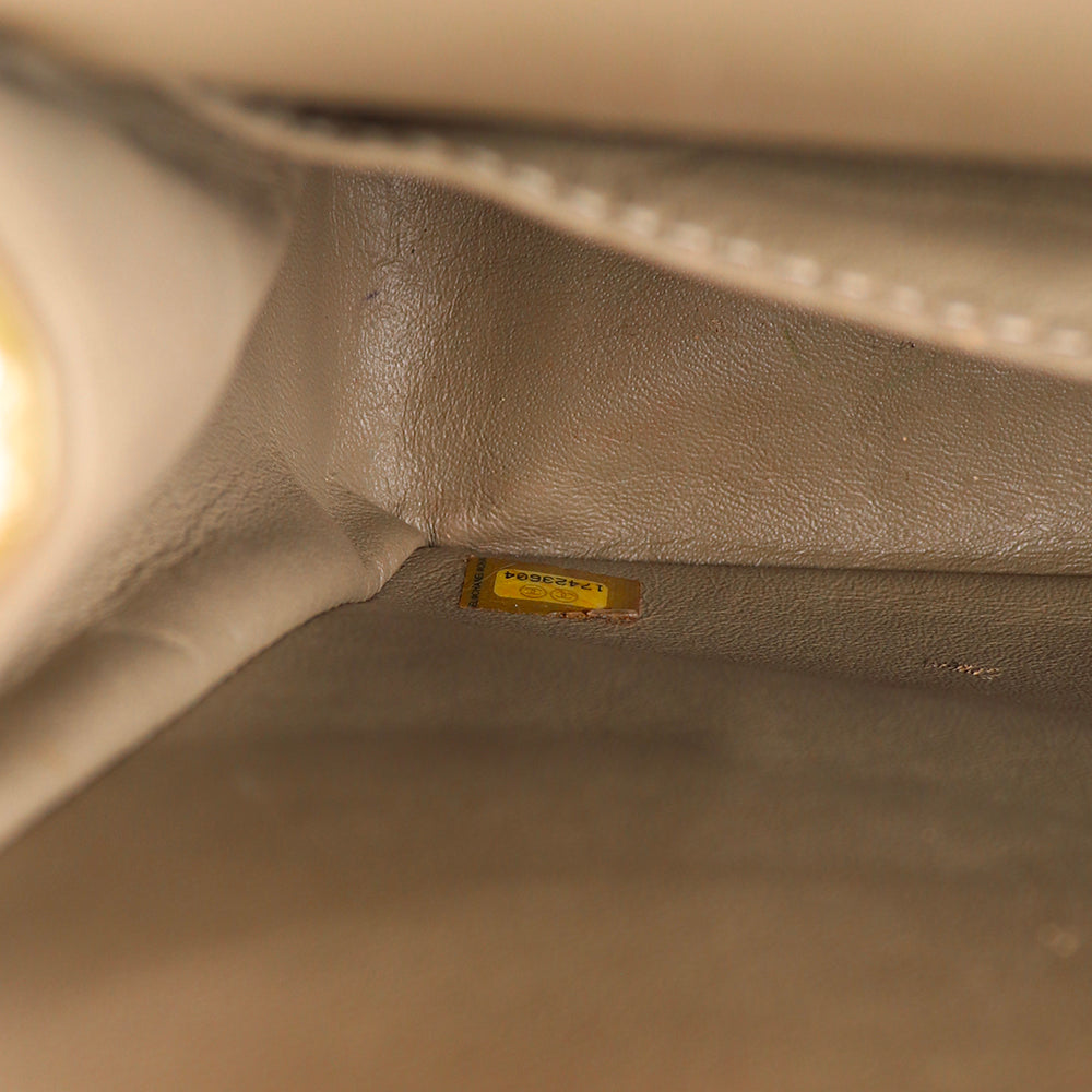 CHANEL - Sac à bandoulière Timeless Maxi Jumbo double flap en cuir verni kaki