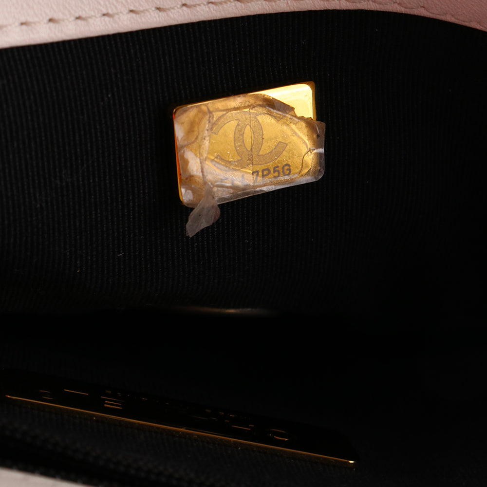 CHANEL - Sac à bandoulière 19 en cuir matelassé blanc