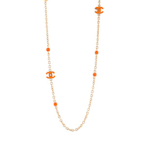 CHANEL - Sautoir CC Chanel en métal doré orné de pierres orange