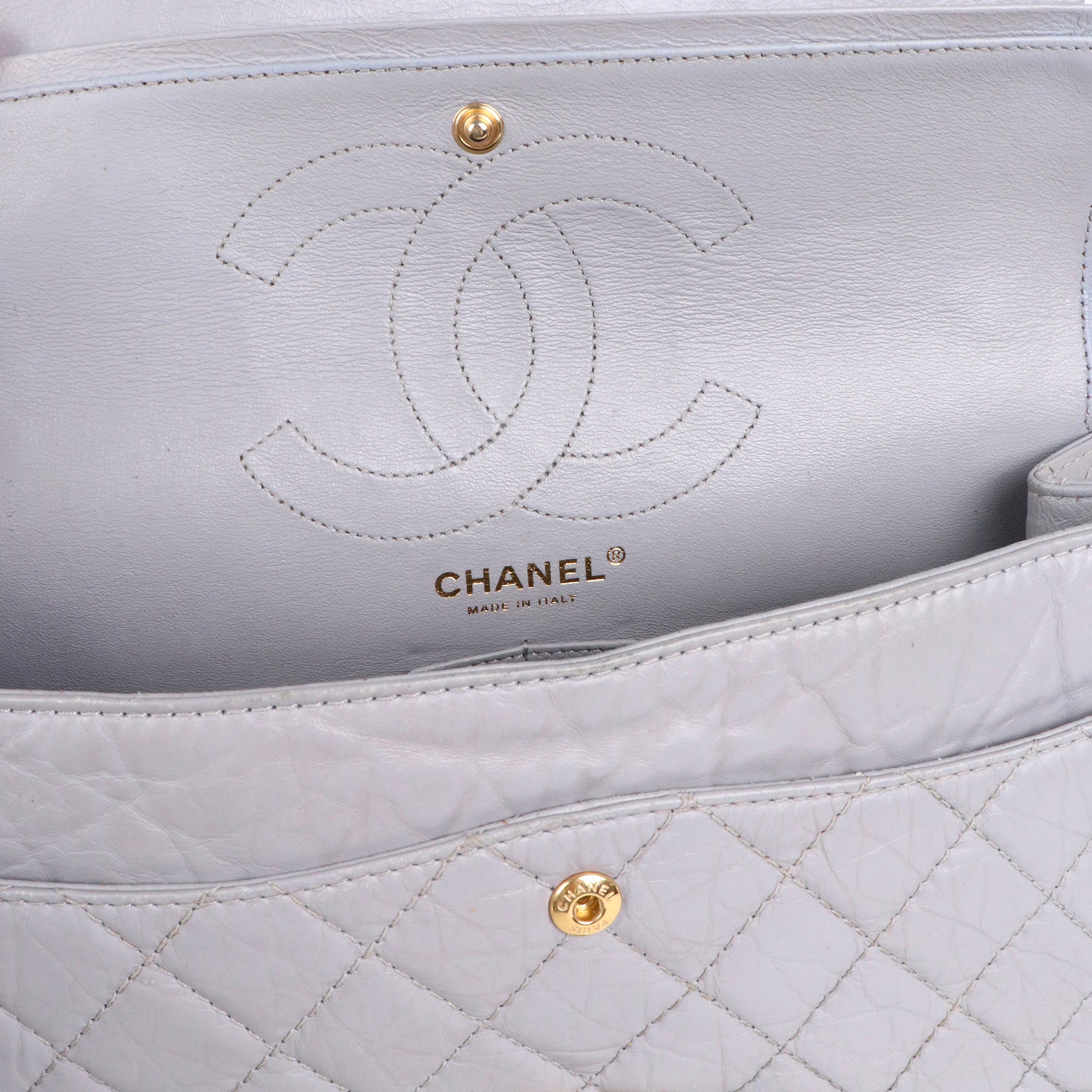 CHANEL - Sac à bandoulière 2.55 Chanel medium en cuir froissé gris