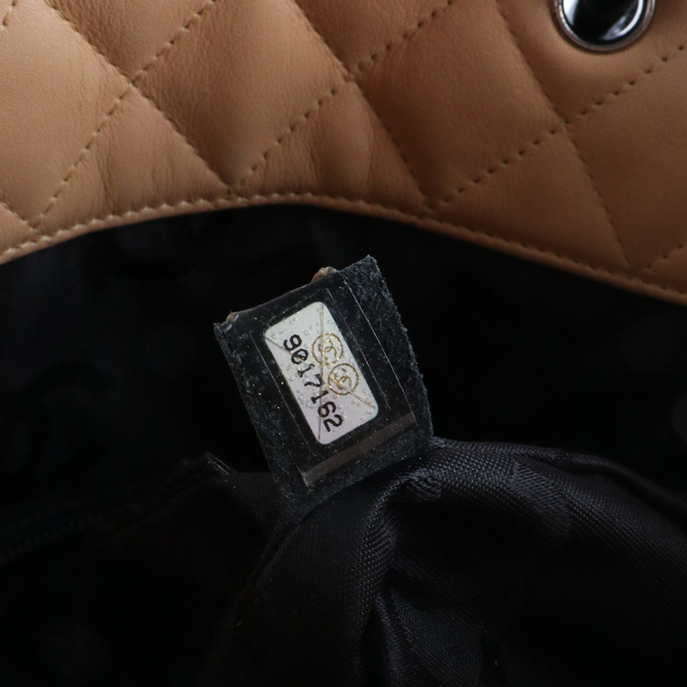 CHANEL - Sac à main Cambon en cuir matelassé beige et noir vintage