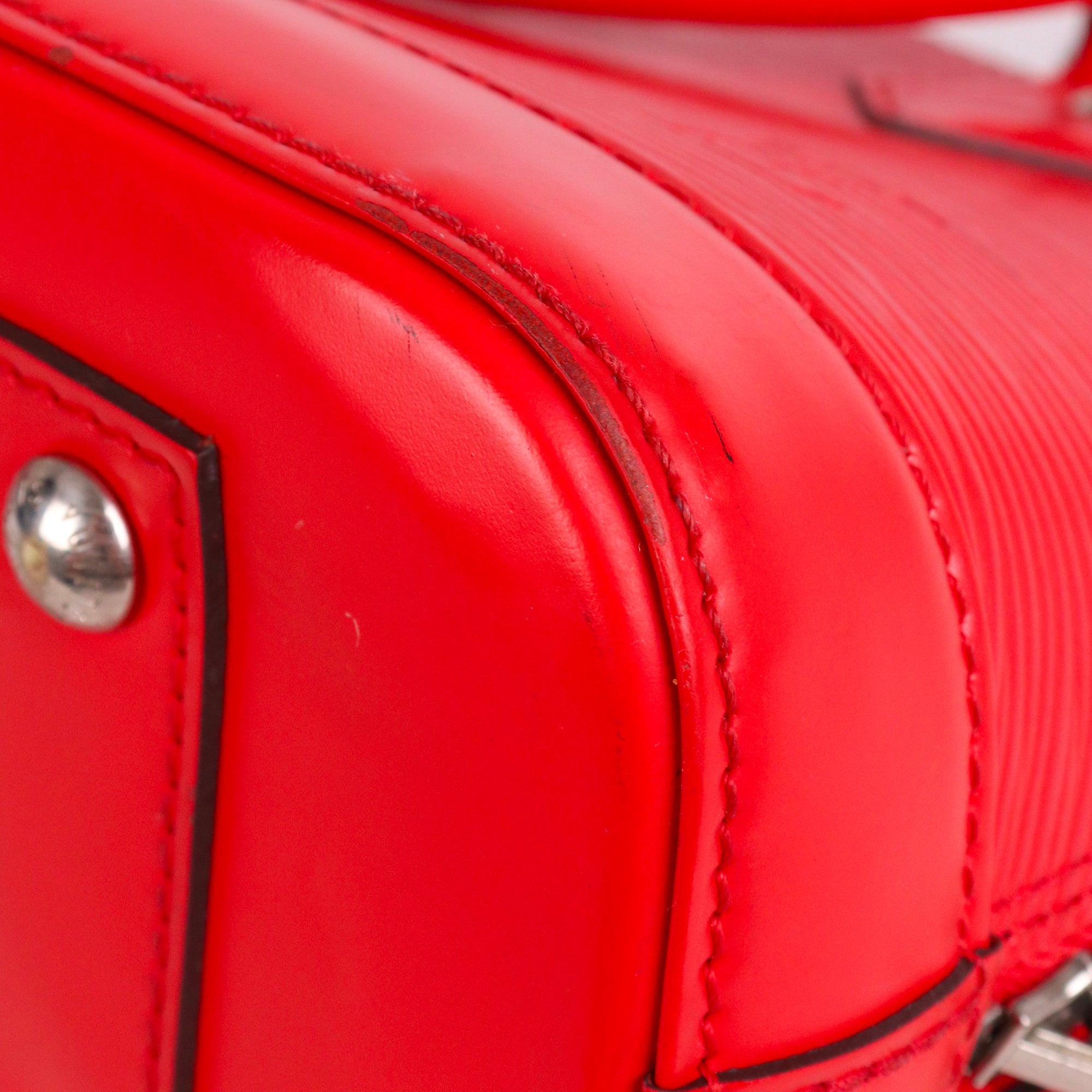 LOUIS VUITTON - Sac à bandoulière Alma BB Louis Vuitton en cuir épi rouge