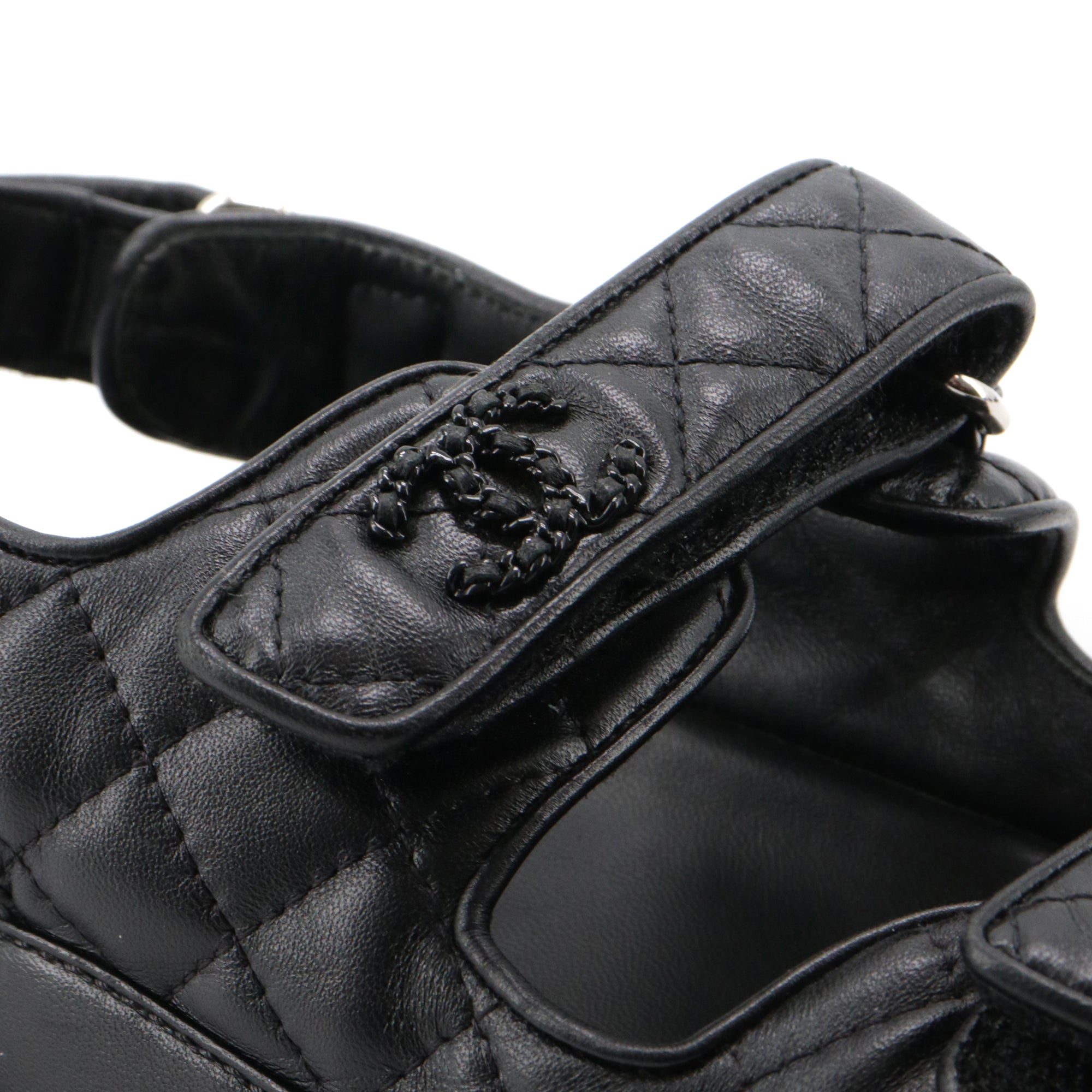 CHANEL - Sandales Dad Shoes Chanel en cuir matelassé noir (T39)