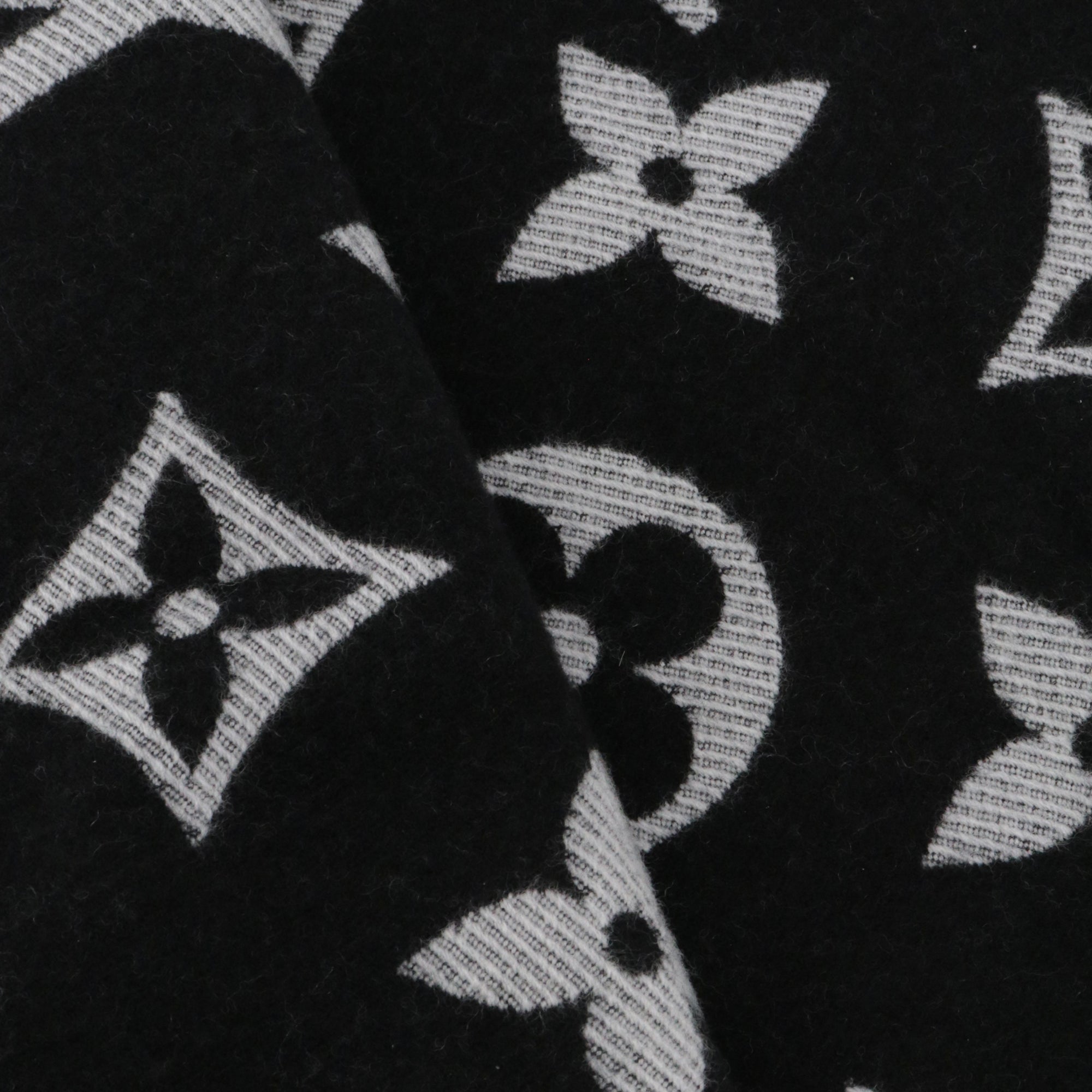 LOUIS VUITTON - LV Essential Louis Vuitton scarf in black wool 