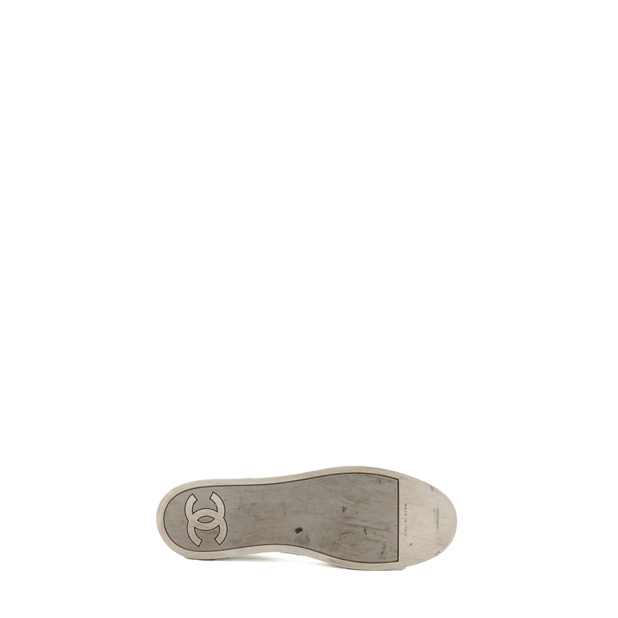 CHANEL - Chanel CC sneakers in beige and silver leather (size 38.5)