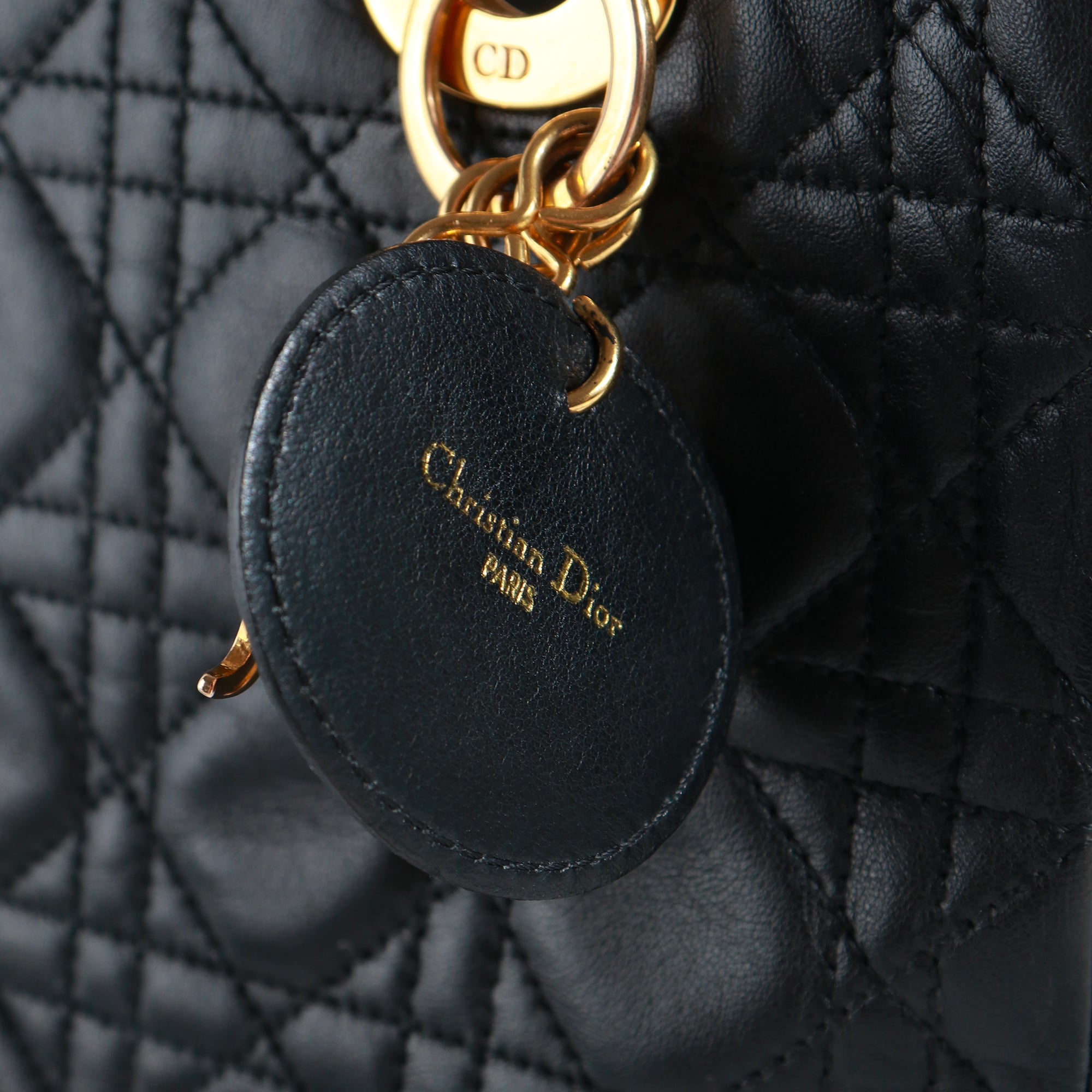 DIOR - Sac à main Lady Dior medium en cuir noir vintage