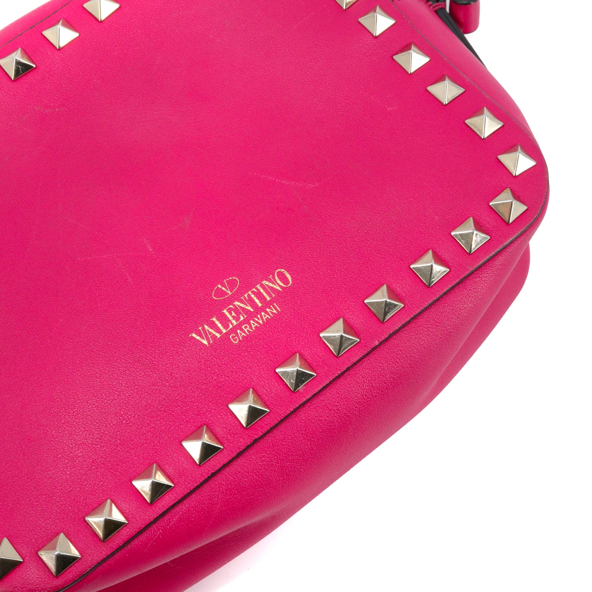 VALENTINO - Valentino Rockstud Rolling shoulder bag in pink smooth leather