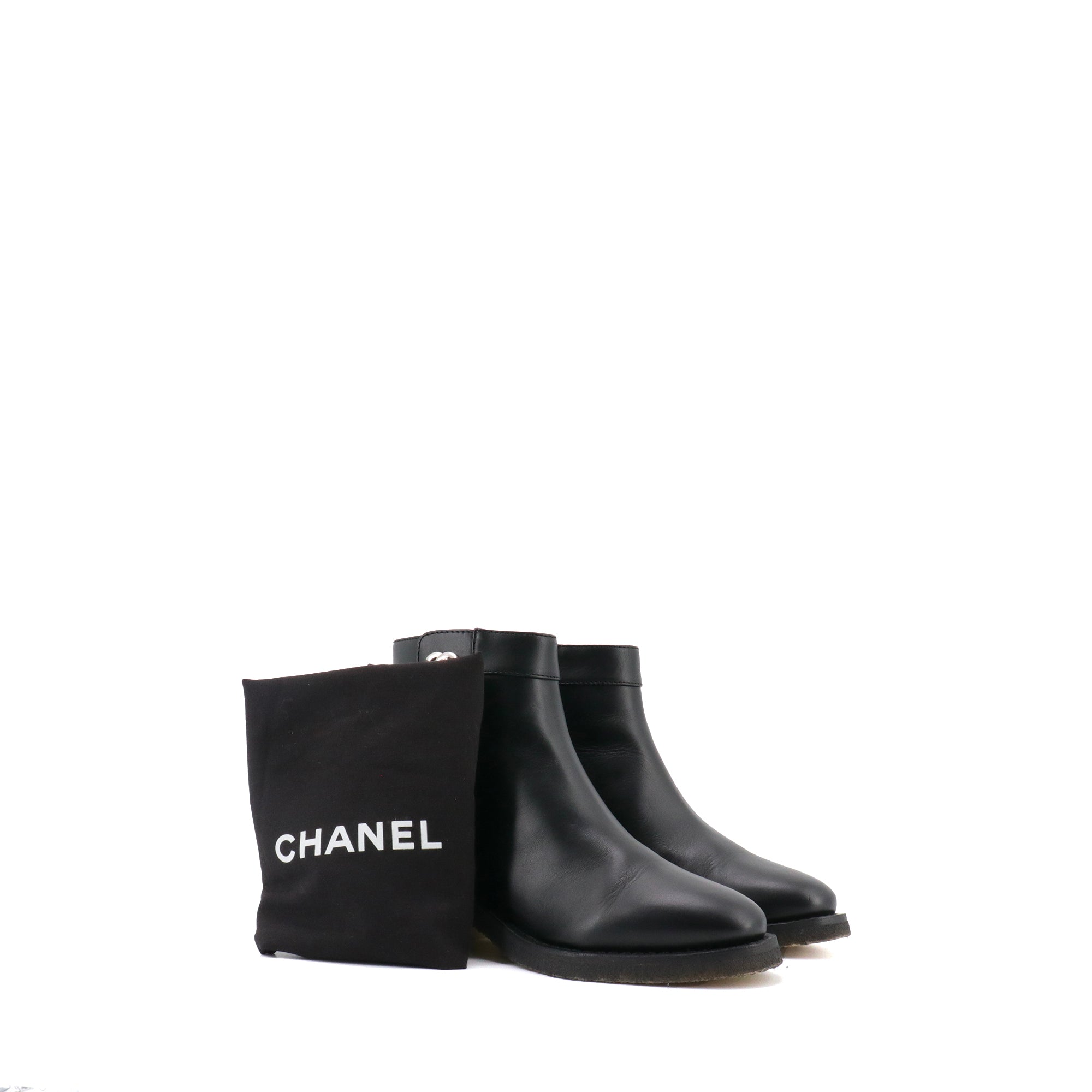 CHANEL - Chanel CC ankle boots in black leather (size 37)